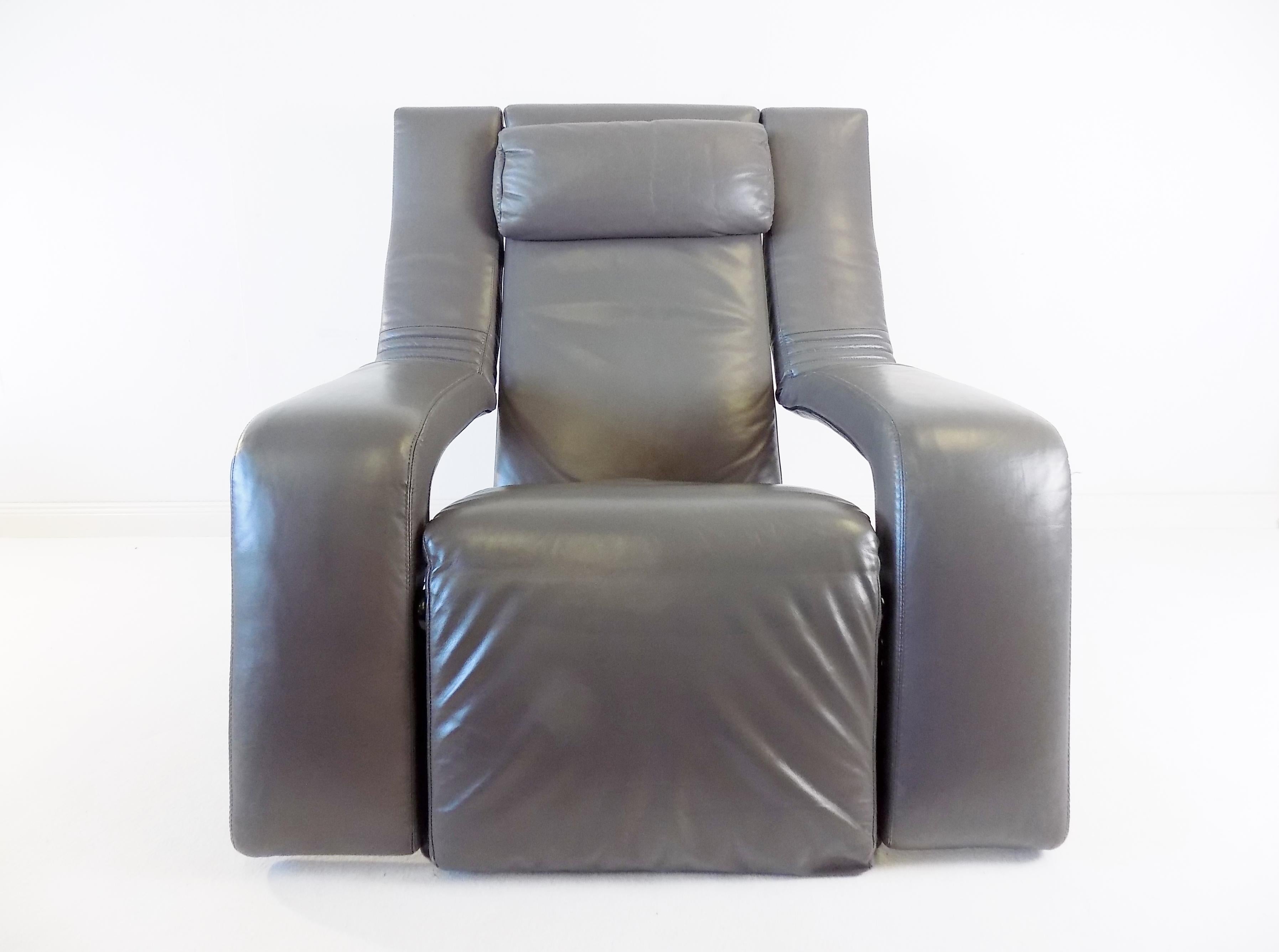 This Brunati Kilkis lounge chair in gray leather is in good condition. The fine, soft leather shows slight signs of wear at the upper corners, the upholstery is perfect. The armchair can be moved backwards with a lever, the footrest adjusts upwards