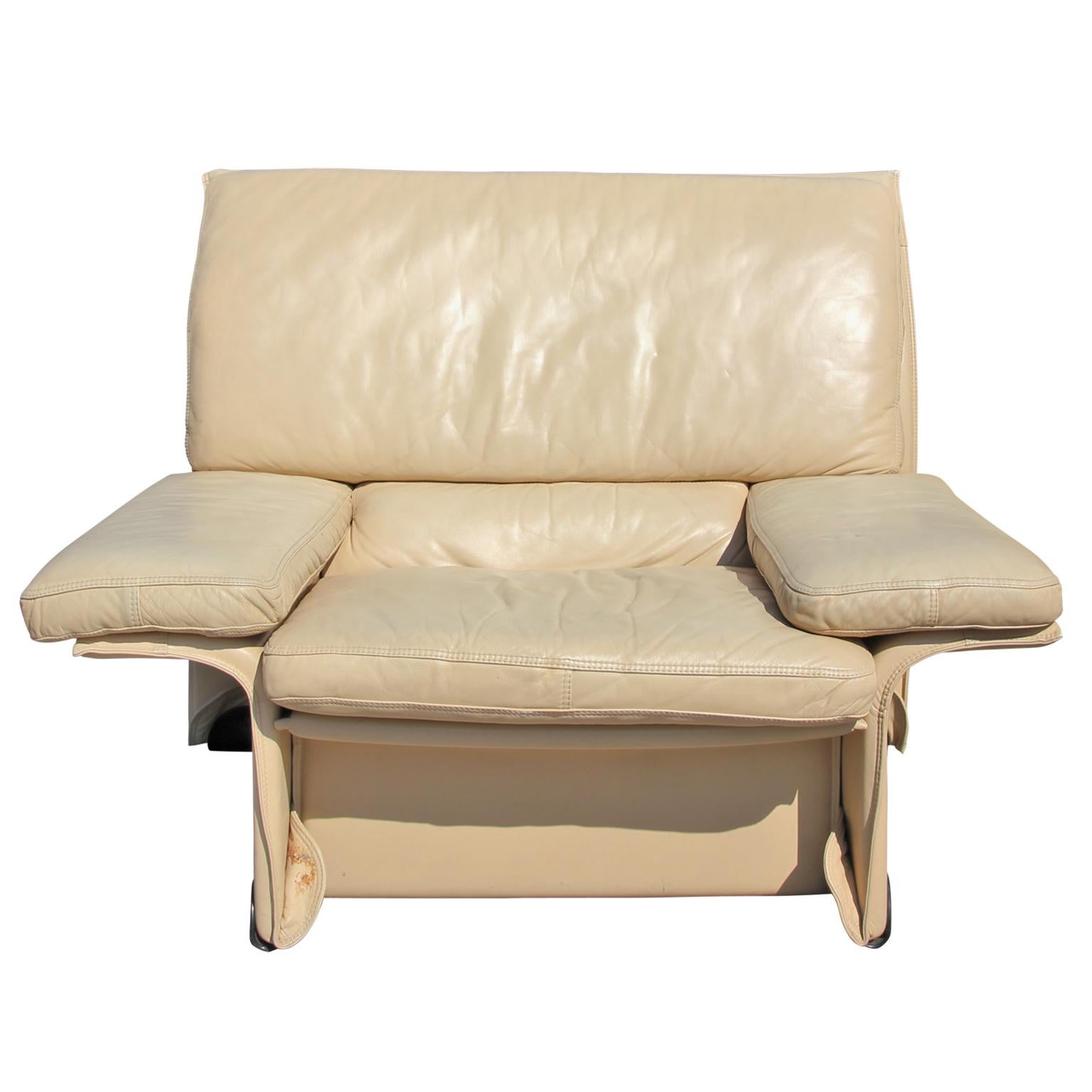 Brunati Postmodern Italian cream leather lounge chair and ottoman. Nice condition.
Measures: H 34 x W 44 x D 40
SH: 14
Ottoman: H 14 x W 28 x D 30.
  