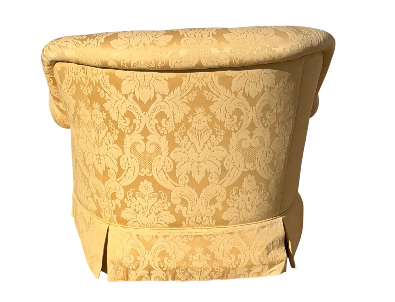 Hollywood Regency Fauteuil club entièrement capitonné en damas jaune de Brunchwig & Fils - 1 de 2 en vente