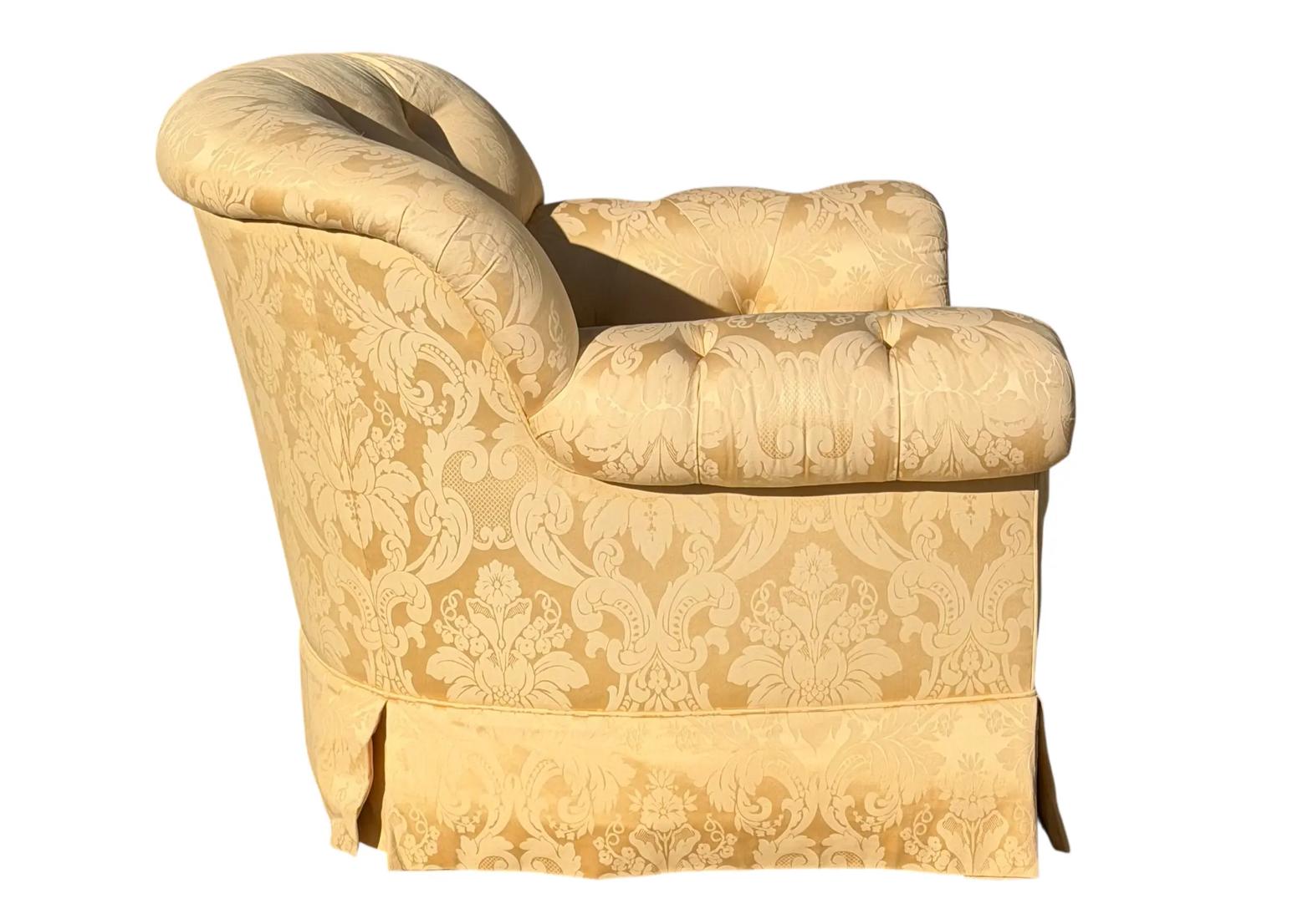 Américain Fauteuil club entièrement capitonné en damas jaune de Brunchwig & Fils - 1 de 2 en vente