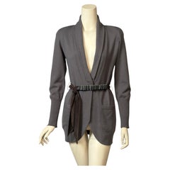 Veste-pull en cachemire gris Brunello Cuccinelli avec ceinture en daim ornée de perles