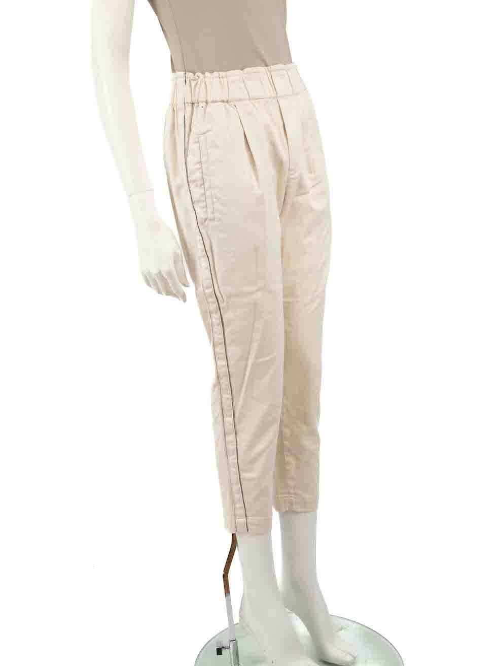 L'ÉTAT est très bon. Cet article de revente de Brunello Cucinelli n'a pratiquement pas subi d'usure visible sur le pantalon.
 
 
 
 Détails
 
 
 Beige
 
 Coton
 
 Pantalon fuselé
 
 Longueur courte
 
 Hauteur de l'immeuble
 
 Détail de ruban perlé