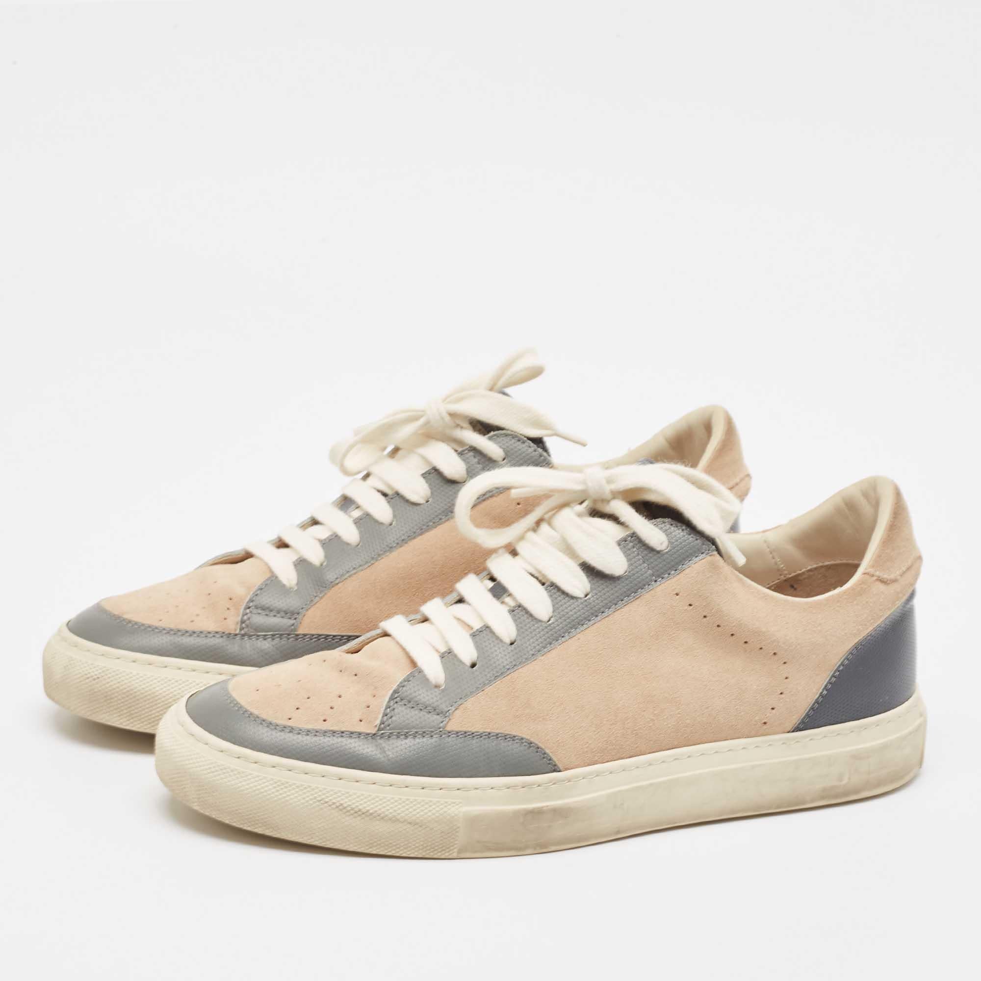 Donnez à votre tenue une touche chic avec cette paire de baskets de marque. La création est cousue à la perfection pour vous permettre de les porter pendant longtemps.