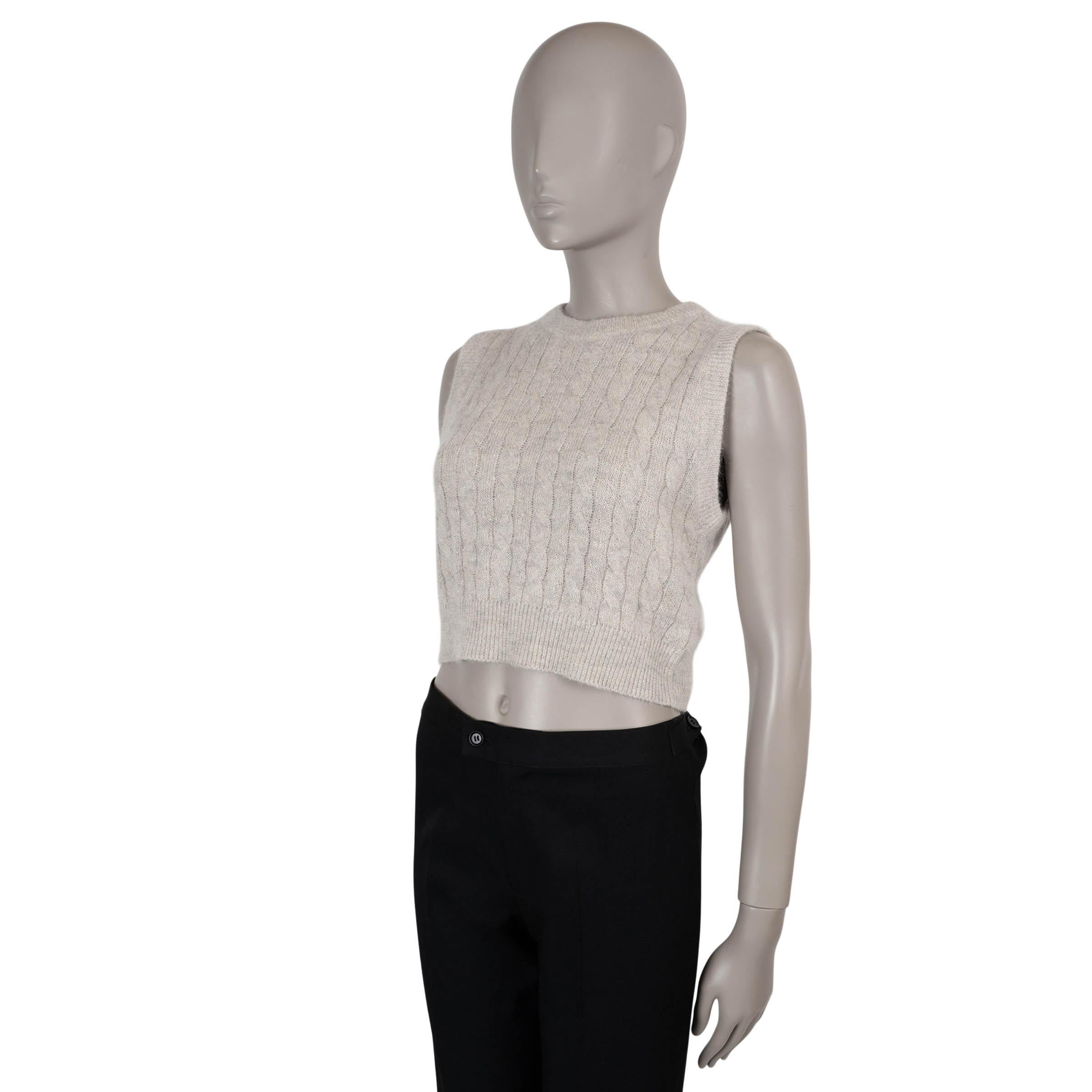 Diese 100% authentische Brunello Cucinelli Pulloverweste in Beige und Taupe ist aus einer luxuriösen Mischung aus Mohair (42%), Polyamid (38%), Wolle (12%) und metallischen Fasern (8%) mit einem subtilen silbernen Lurexschimmer gefertigt. Es hat