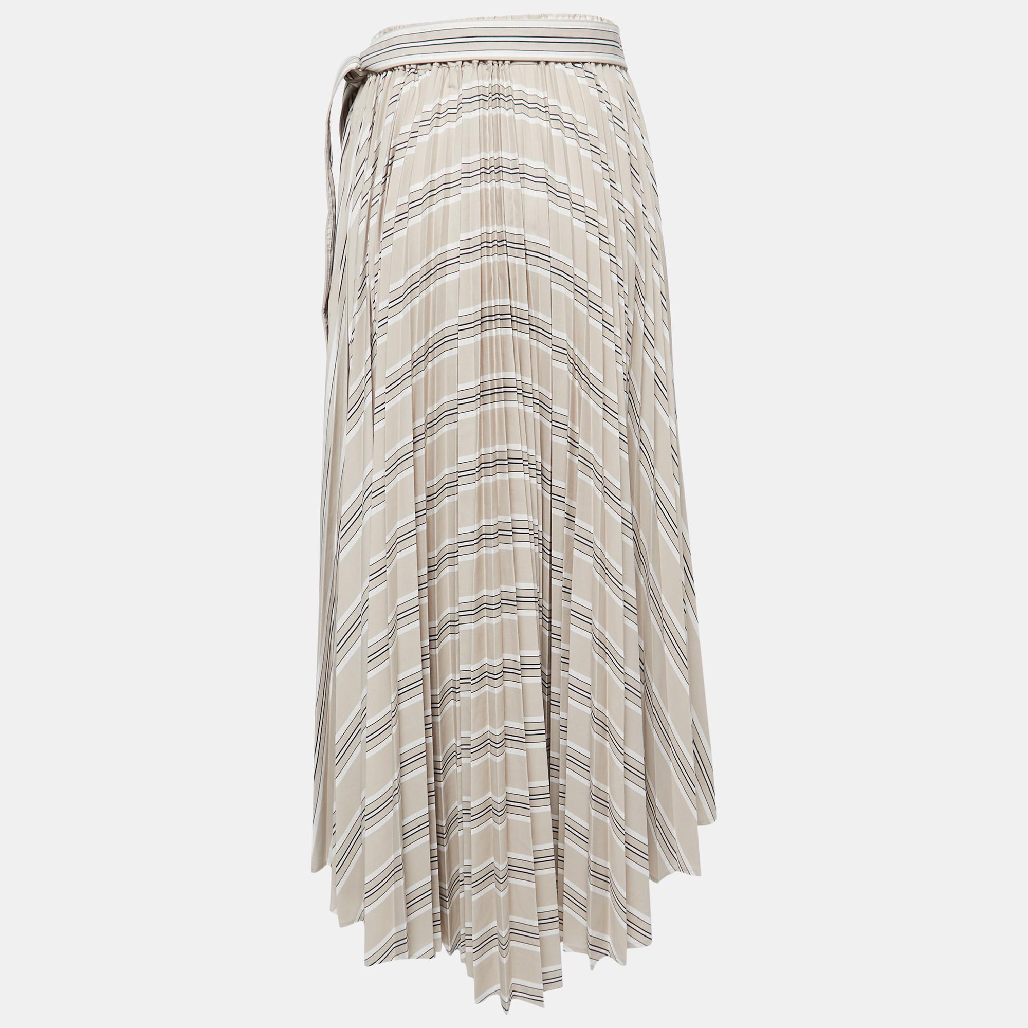 Experience the charm of designer clothing with this gorgeous Brunello Cucinelli skirt. Made from quality fabrics, the skirt has a simple allure and a great fit. Pair it up with a tailored blouse or a simple top and high heels.

Includes: Price Tag