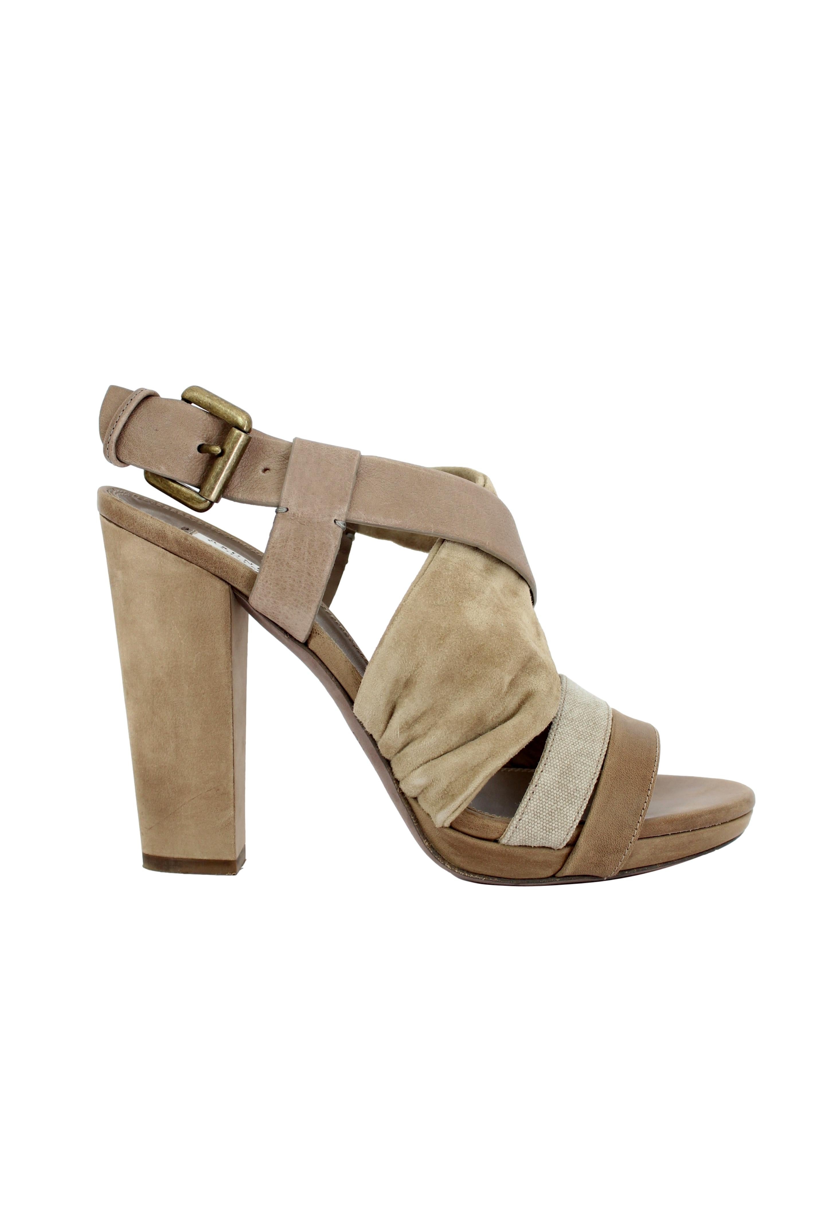 Beige leather sandals with heel by the designer Brunello Cucinelli. Double band on the instep in suede leather with adjustable buckle. The heel is 4.5