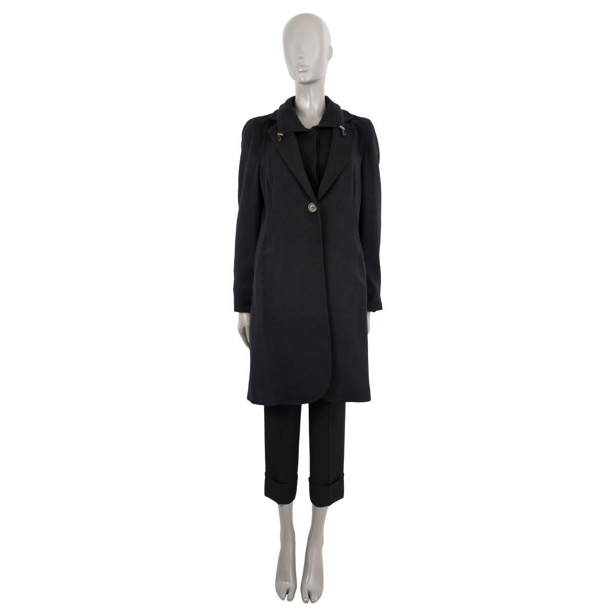 100% authentic Brunello Cucinelli slightly flared one-button coat in black cashmere (100%). The design features a buttoned inside soft rib-knit layer and collar with drawstring. Two slit side-pockets and a slit on the back. Unlined. The sleeves are