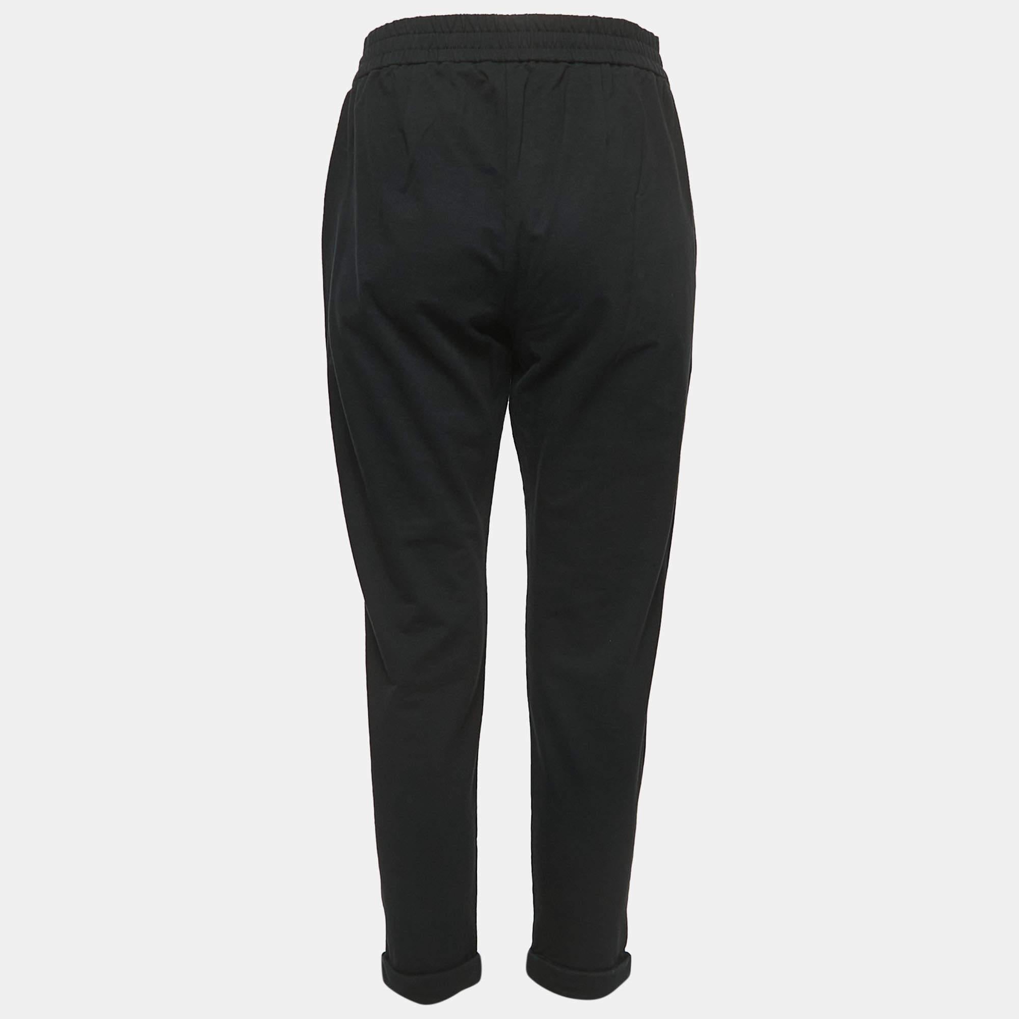 Esci a correre con questi joggers super eleganti per rilassarti o per fare delle commissioni: ti faranno sentire a tuo agio per tutto il giorno. È stato realizzato con materiali di alta qualità e si abbina a t-shirt o felpe da ginnastica per un look