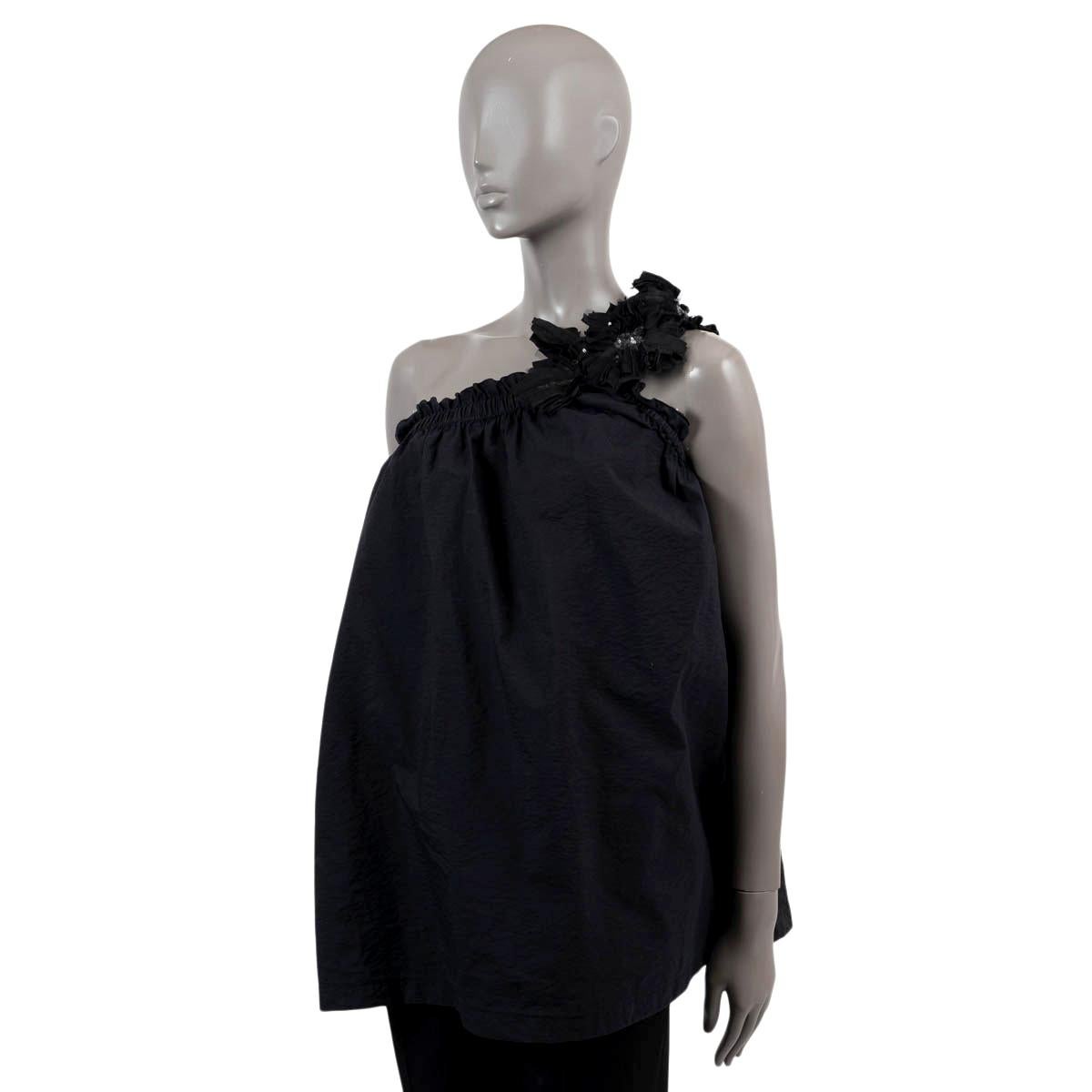 100% authentic Brunello Cucinelli one-shoulder tunic top in black cotton (75%) and polyamide (25%). Features a sequin embellished, floral pleated strap, and elastic neckline. Unlined. Has been worn and is in excellent condition.

2017