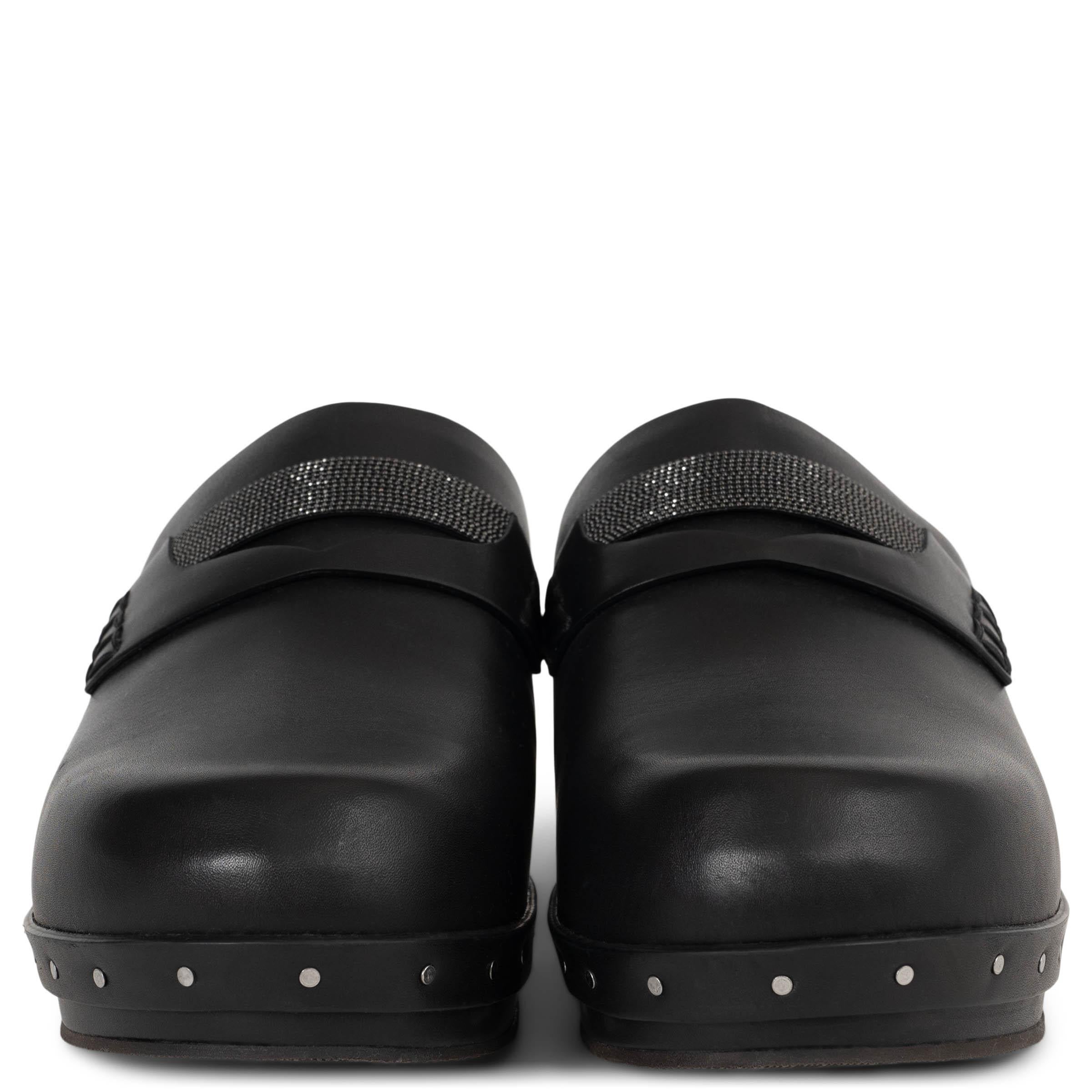 Diese 100% authentischen Brunello Cucinelli Clogs aus schwarzem Kalbsleder bieten eine moderne Mischung aus Komfort und Eleganz. Sie haben eine runde Zehenpartie, eine Plateausohle und einen kleinen, mit Leder überzogenen Absatz, der sie dezent