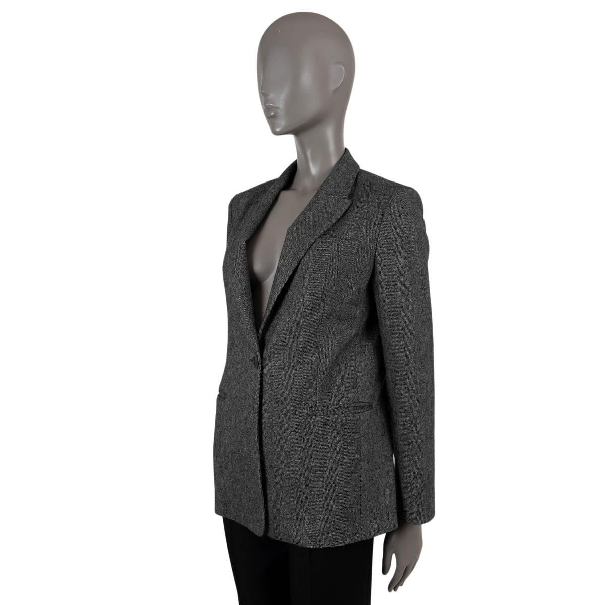 100% authentic Brunello Cucinelli Herringbone in black and white wool (94%), cashmere (5%) and elastane (1%). Features a tailored silhouette, a peak lapel, a chest and two welt pockets at the waist. Closes with a single horn button. Lined in silk