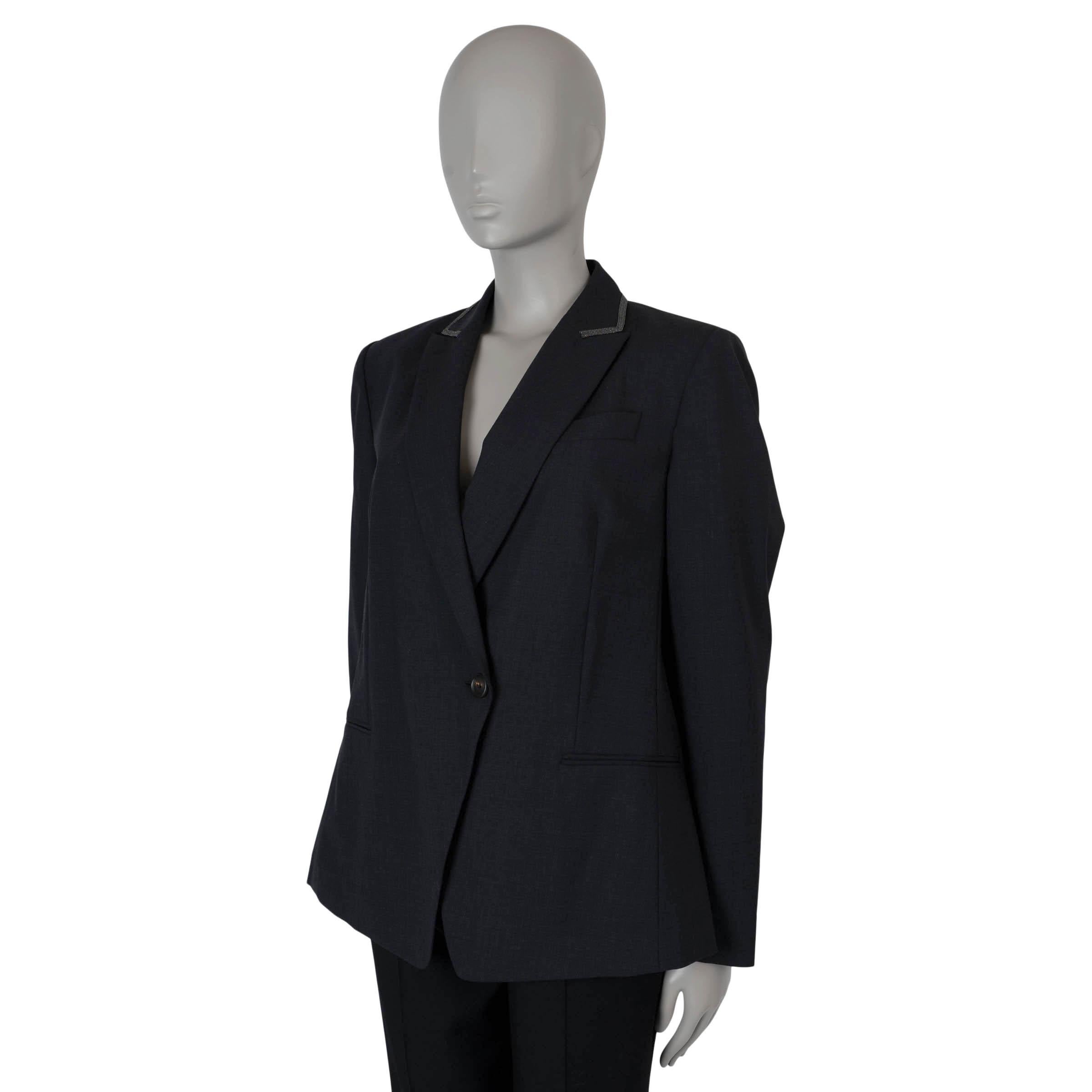 Questo blazer doppiopetto Brunello Cucinelli, autentico al 100%, è realizzato in un lussuoso mix di lana grigio antracite (75%), poliammide (23%) ed elastan (2%). Presenta una silhouette sartoriale con revers a lancia ornati da perline Monili, una