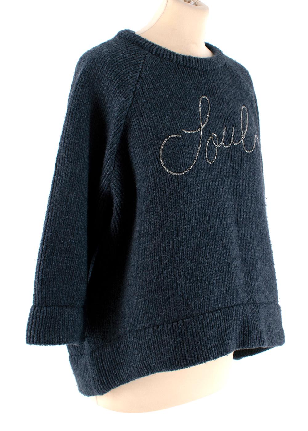 Brunello Cucinelli Jersey de cachemira azul Monili bordado Alma

- Lujosa y suave textura de cachemira 
- Punto grueso 
- Corte clásico oversize 
- Bordado Monili en la parte delantera 
- Escote redondo 
- Puños y dobladillo acanalados 
- Mangas