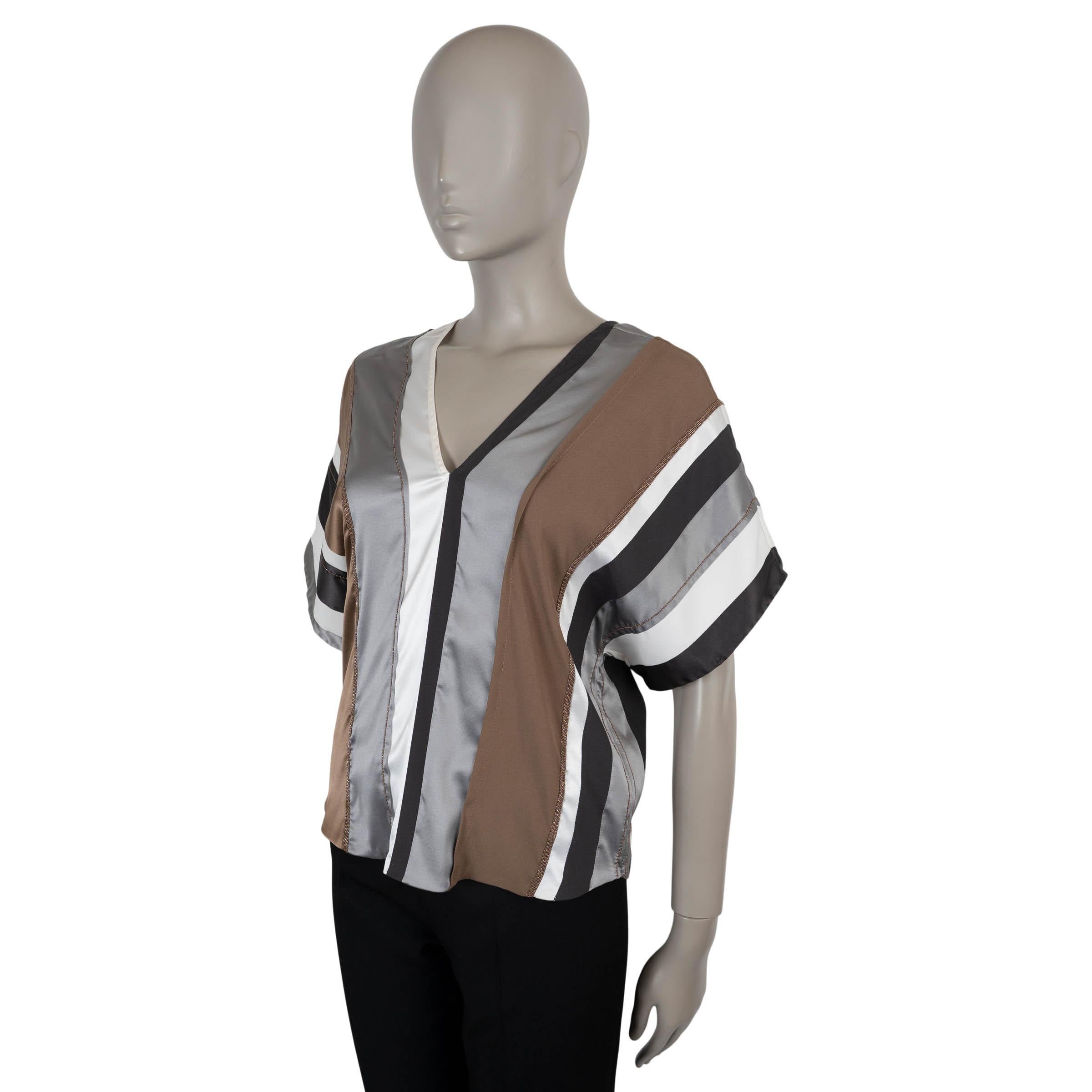 Esta blusa de patchwork 100% auténtica de Brunello Cucinelli está confeccionada en seda satinada a rayas en tonos plata, bronce, crema y negro, con una pizca de elastano (4%) para mayor comodidad. Presenta una silueta relajada y fluida, con escote