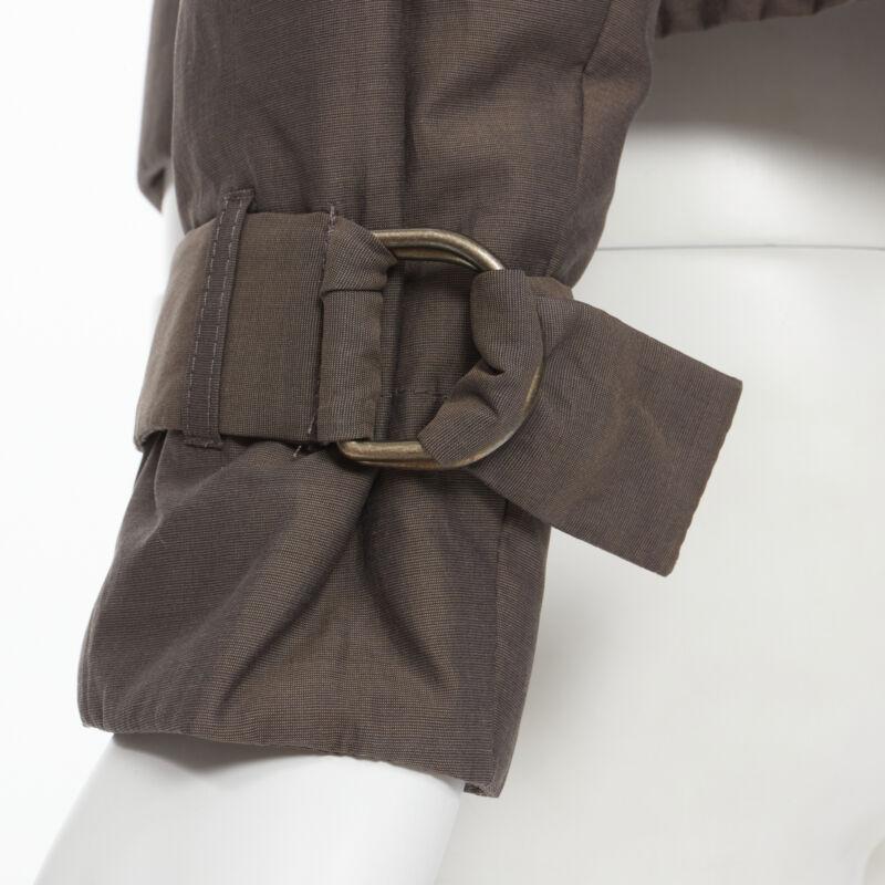 Brunello Cucinelli marrone in cotone misto seta con cintura e polsino imbottito IT42 M
Riferimento: TGAS/B01444
Marchio: Brunello Cucinelli
Materiale: Cotone, seta
Colore: marrone
Modello: Tinta unita
Chiusura: bottone
Dettagli extra: Esterno in