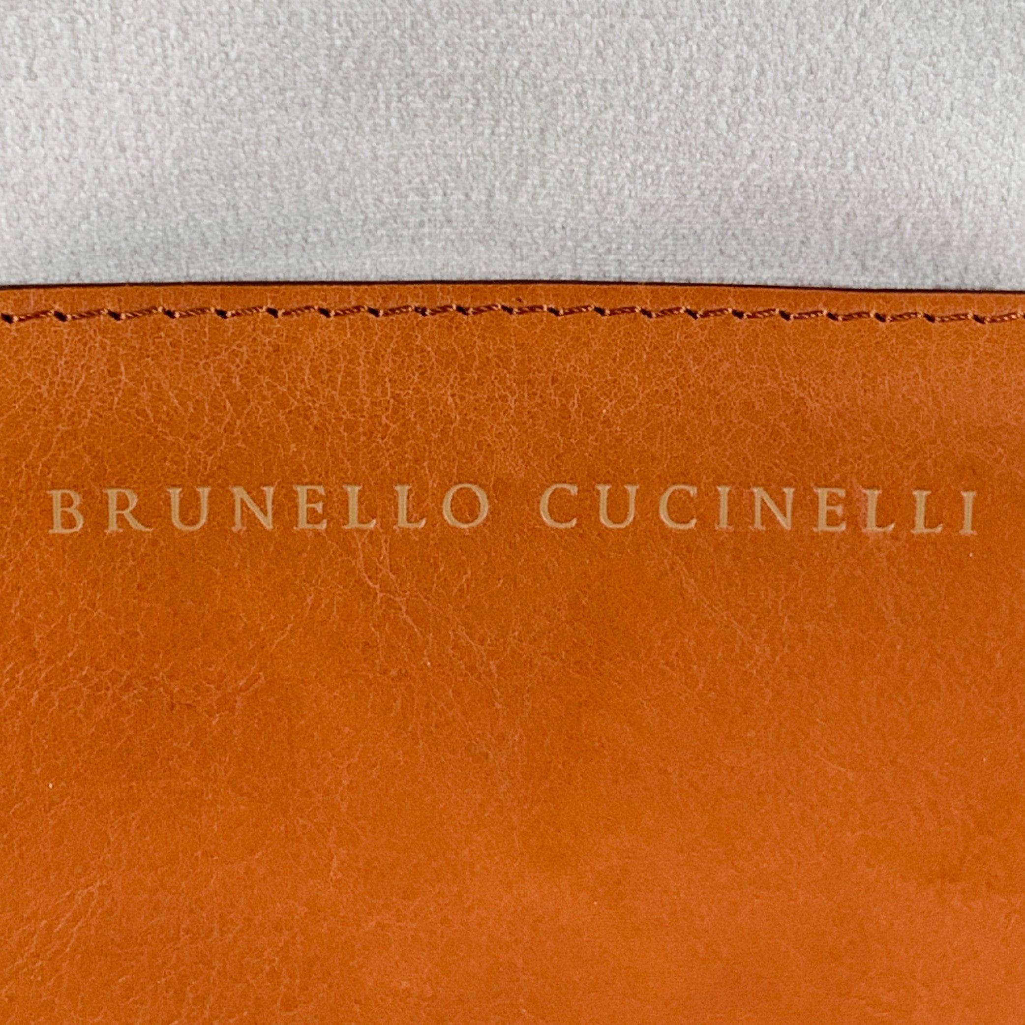 Sac de week-end BRUNELLO CUCINELLI
en cuir marron et toile crème, avec des poignées supérieures en cuir roulé et une bandoulière amovible, un compartiment inférieur zippé et une fermeture à boucle sur le devant. Fabriqué en Italie. Excellent état.