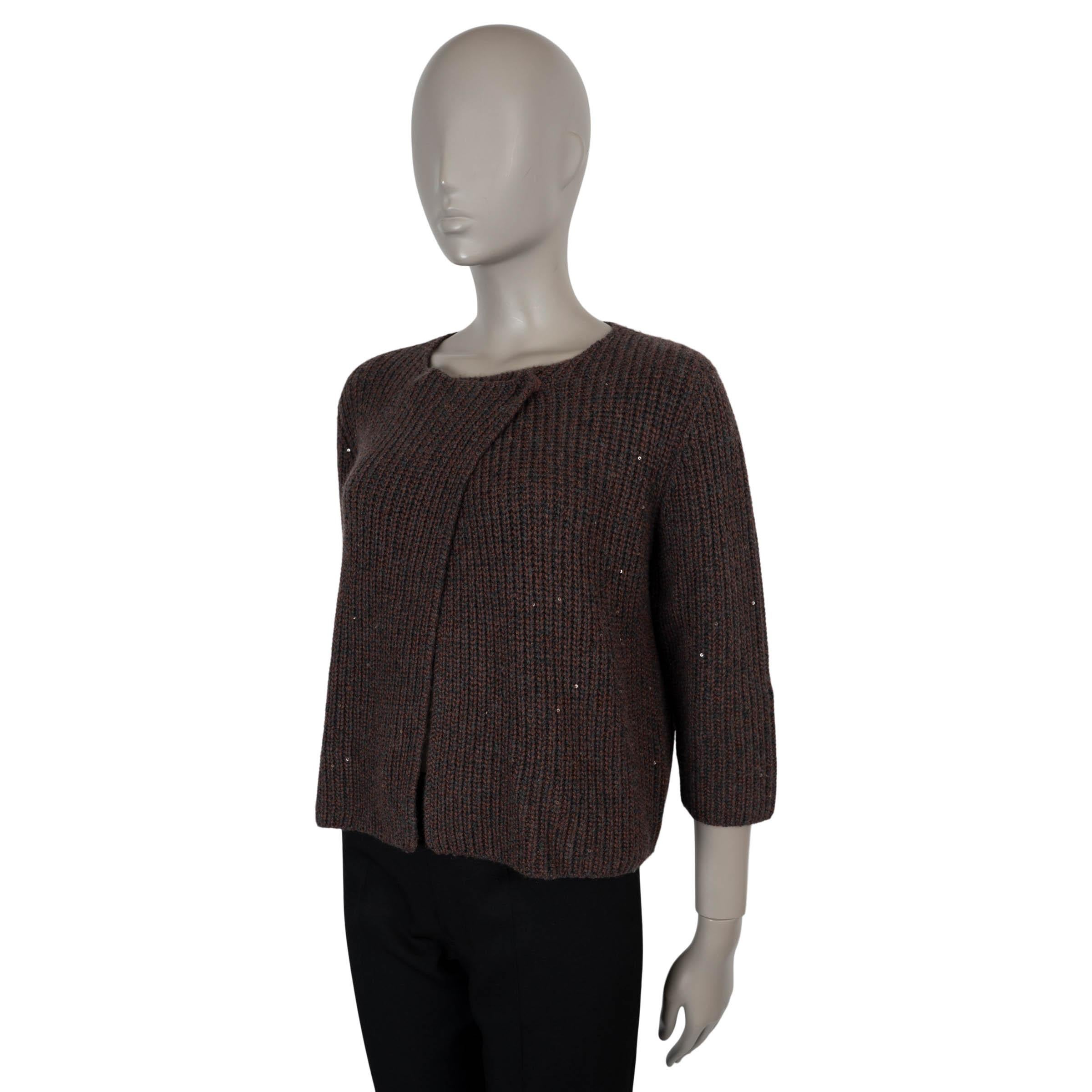 Este cárdigan 100% auténtico de Brunello Cucinelli está confeccionado en cachemira (88%) y seda (12%) de punto de canalé mélange marrón y gris, delicadamente adornado con micro lentejuelas que le confieren un brillo sutil y llamativo. Presenta una