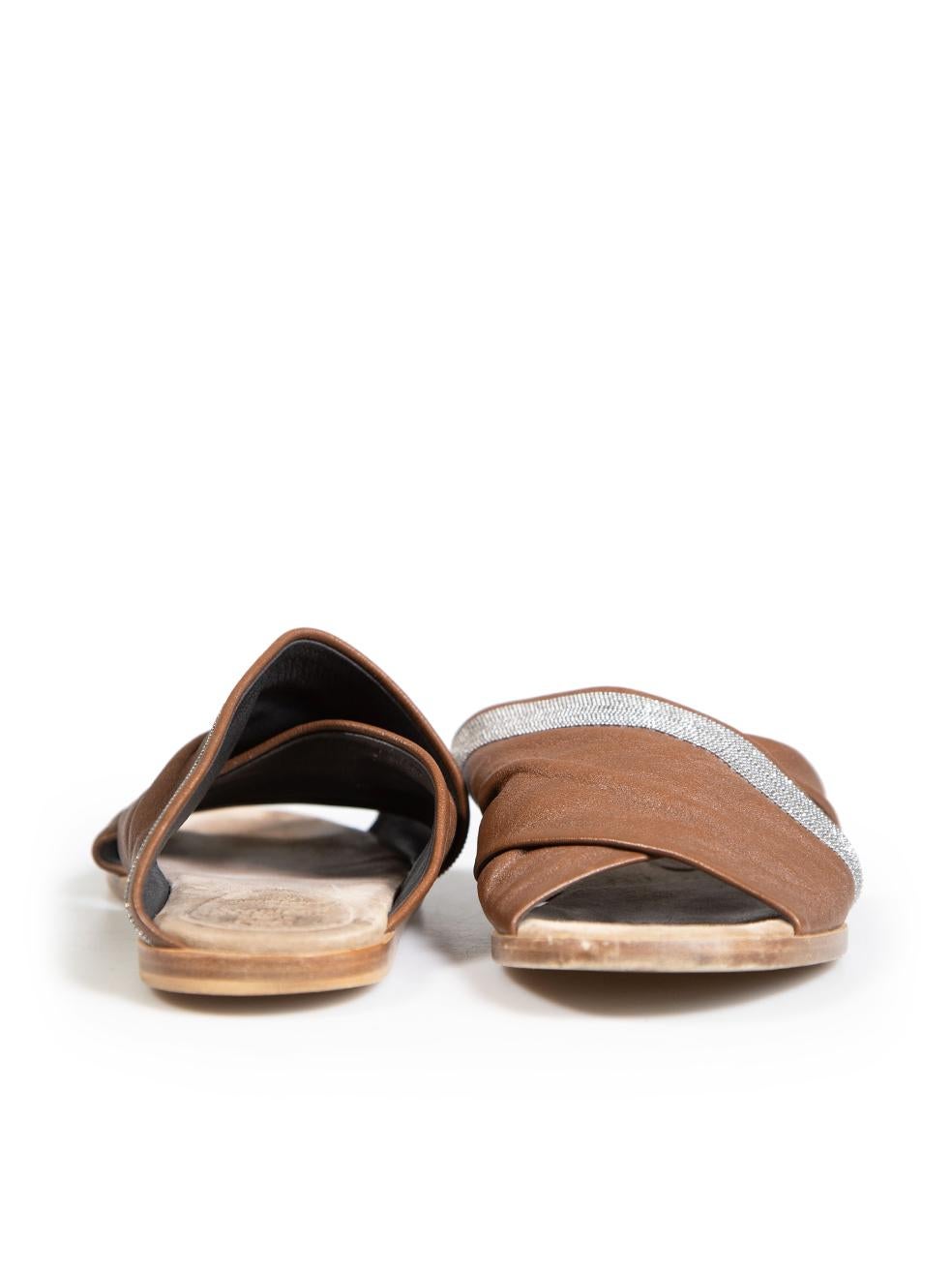 Marron Brunello Cucinelli Slides en cuir marron avec perles Taille IT 40 en vente