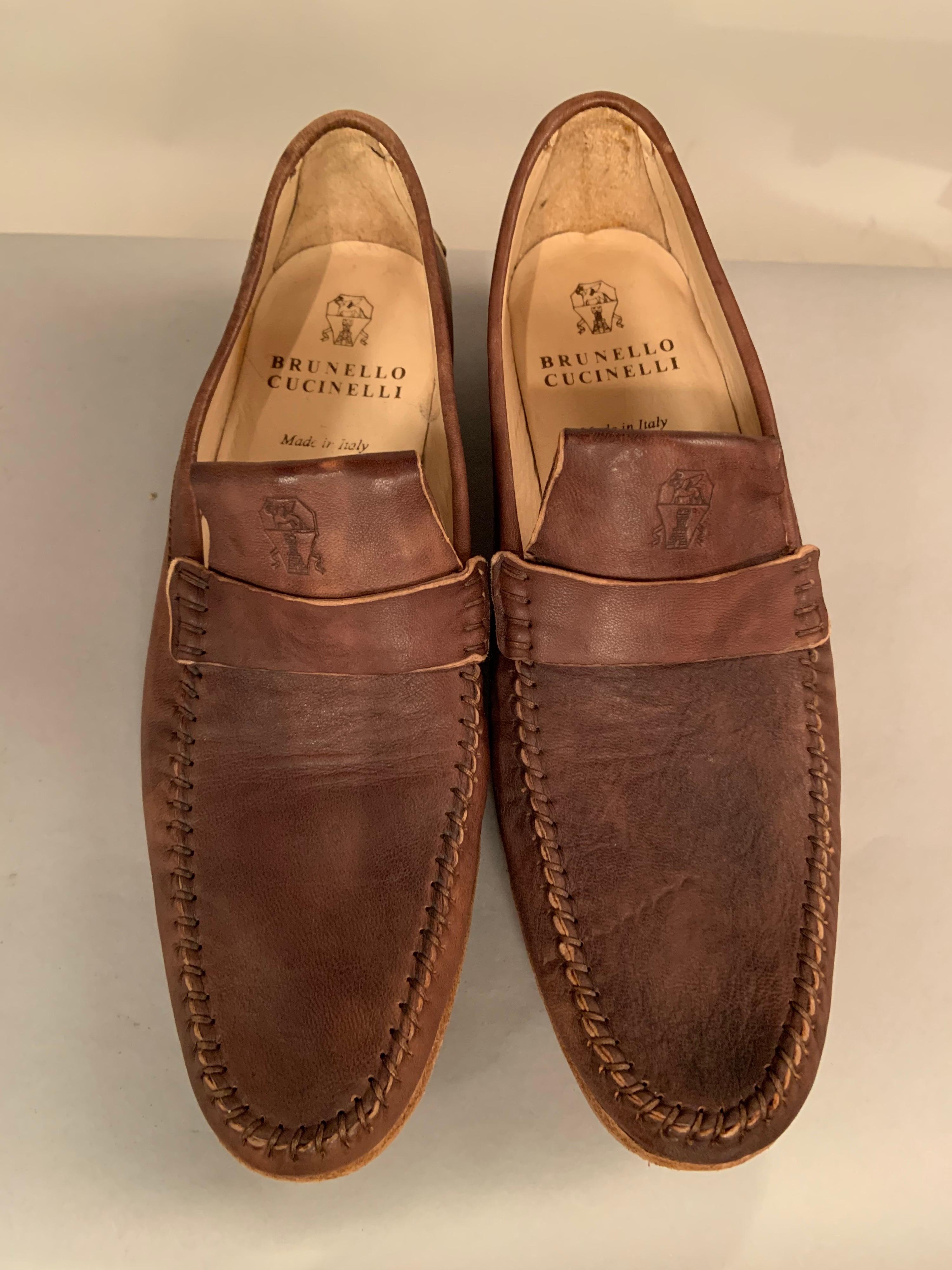 Perfetti per la nuova stagione, questi mocassini in pelle marrone sono foderati in pelle e hanno anche la suola in cuoio. L'allacciatura viene utilizzata sulla parte anteriore e posteriore della scarpa. Realizzate in Italia, sono in ottime