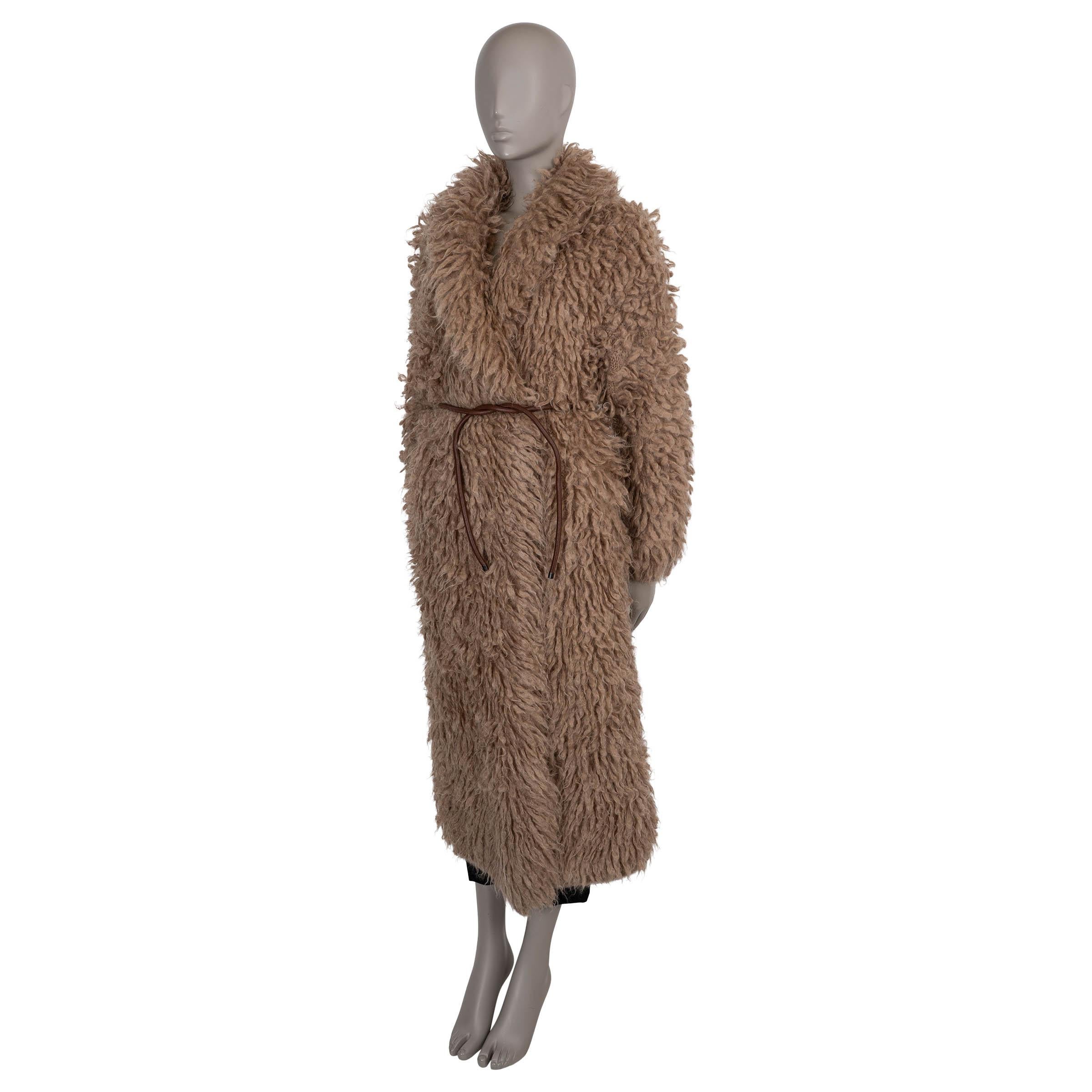 Este abrigo de piel de peluche 100% auténtico de Brunello Cucinelli está confeccionado en mohair marrón tabaco (81%), nailon (11%) y lana (8%). Presenta una silueta relajada y envolvente con escote en V, una parte delantera envolvente que se cierra