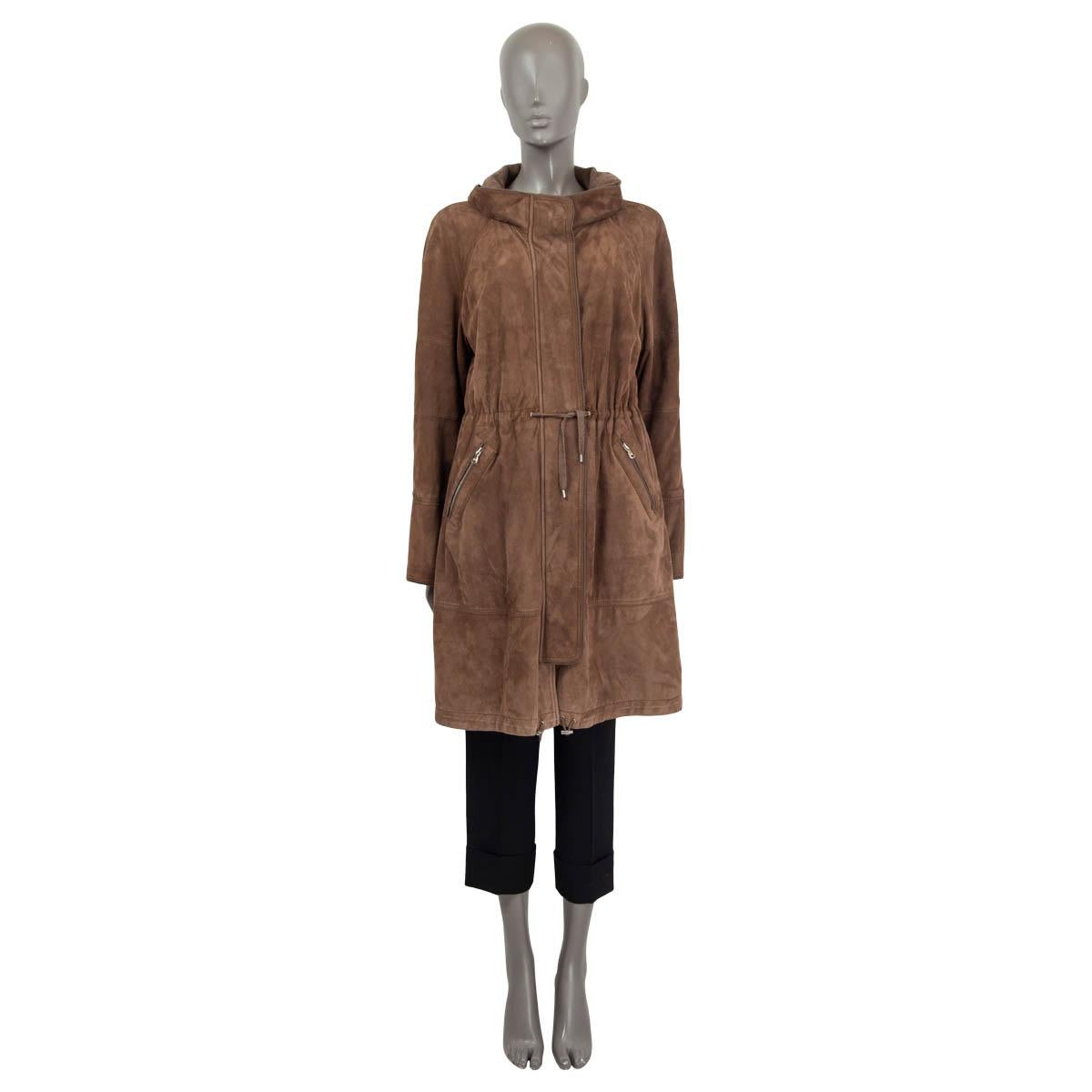 100% autentico cappotto a collo alto di Brunello Cucinelli in pelle scamosciata marrone (100%). Presenta maniche lunghe a raglan (le misure delle maniche sono state prese dal modello) e due tasche con zip sul davanti. Ha due chiusure a coulisse e si