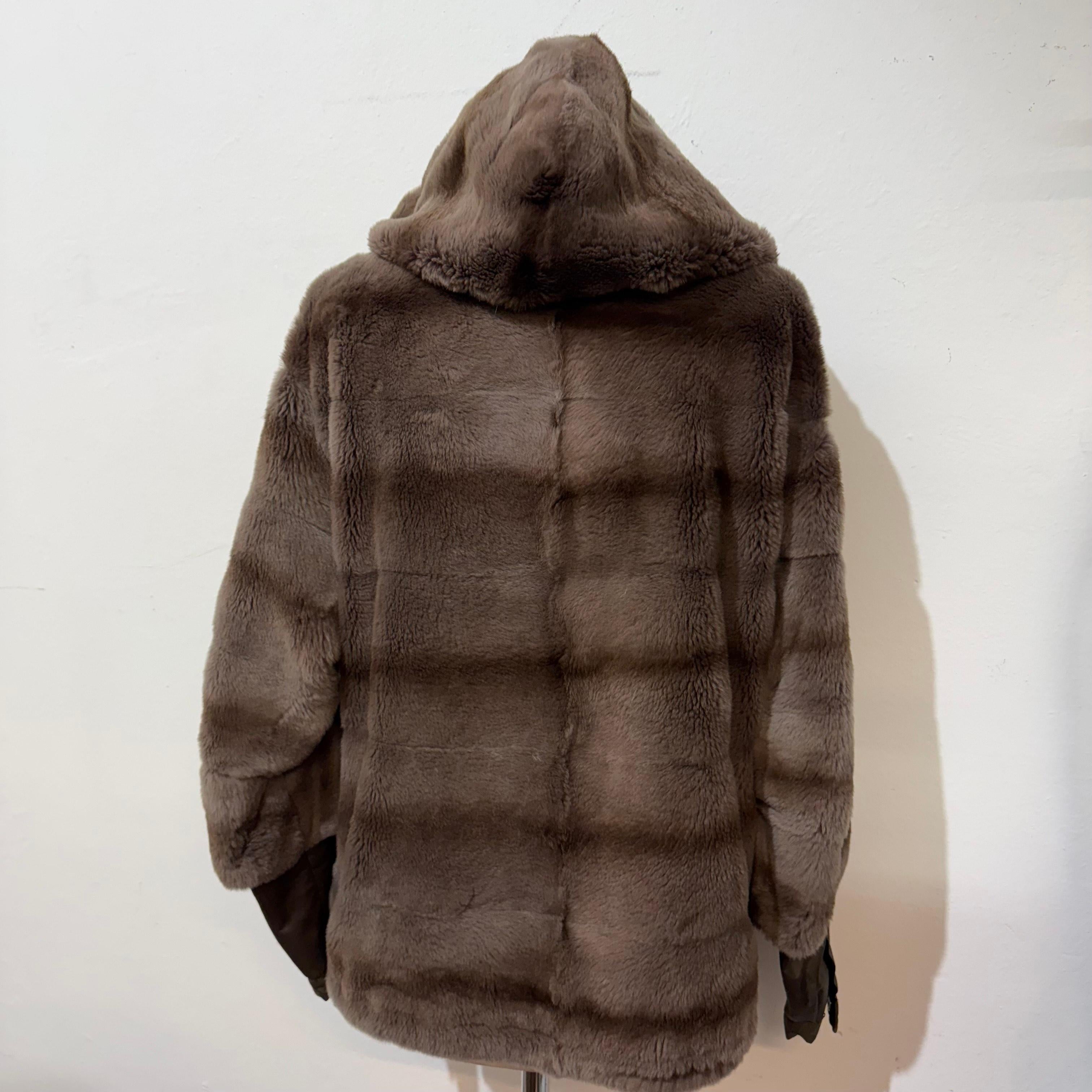 Erstaunlicher Brunello Cucinelli-Bomber
Wieselpelz
Braun-grau Farbe
Zentraler Reißverschluss
Mit Kapuze
Zwei Taschen
Die Arme enden mit einer Polyesterveredelung
Schulter/Saum cm 60 (23,62 Zoll)
Schulter cm 50 (19,68 Zoll)
Italienisch Größe 42,