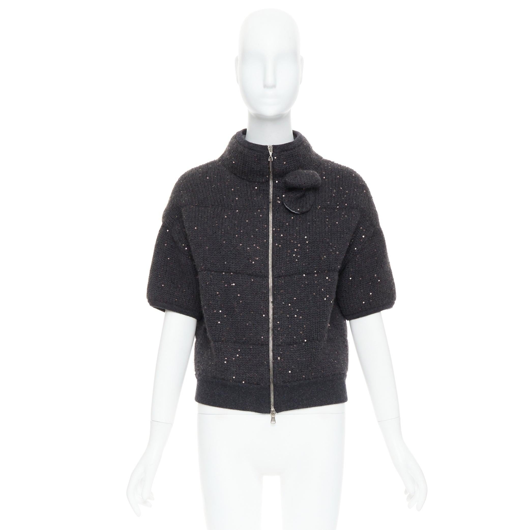 BRUNELLO CUCINELLI Cardigan court gris foncé rembourré de sequins en cachemire, taille M en vente 5