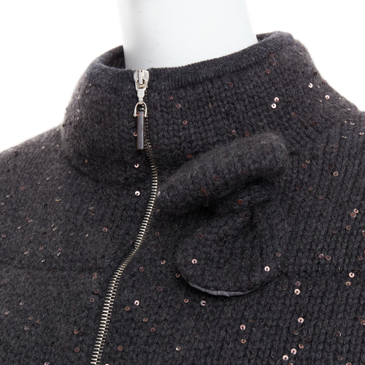 BRUNELLO CUCINELLI Cardigan court gris foncé rembourré de sequins en cachemire, taille M
Référence : GEGG/A00168
Marque : Brunello Cucinelli
Collectional : Cachemire
MATERIAL : Cachemire
Couleur : Gris
Motif : Solide
Fermeture : Zip
Doublure : Tissu