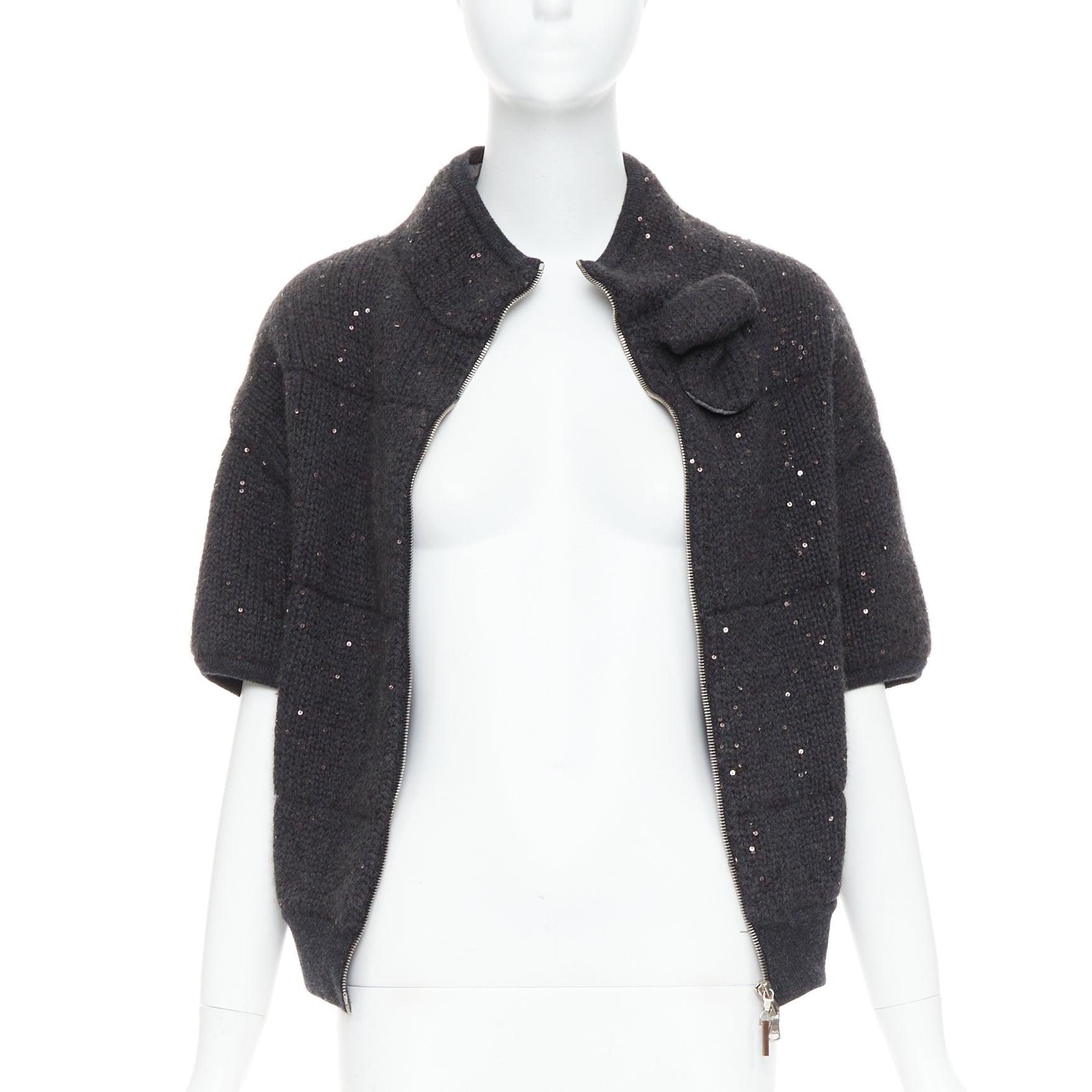 Noir BRUNELLO CUCINELLI Cardigan court gris foncé rembourré de sequins en cachemire, taille M en vente