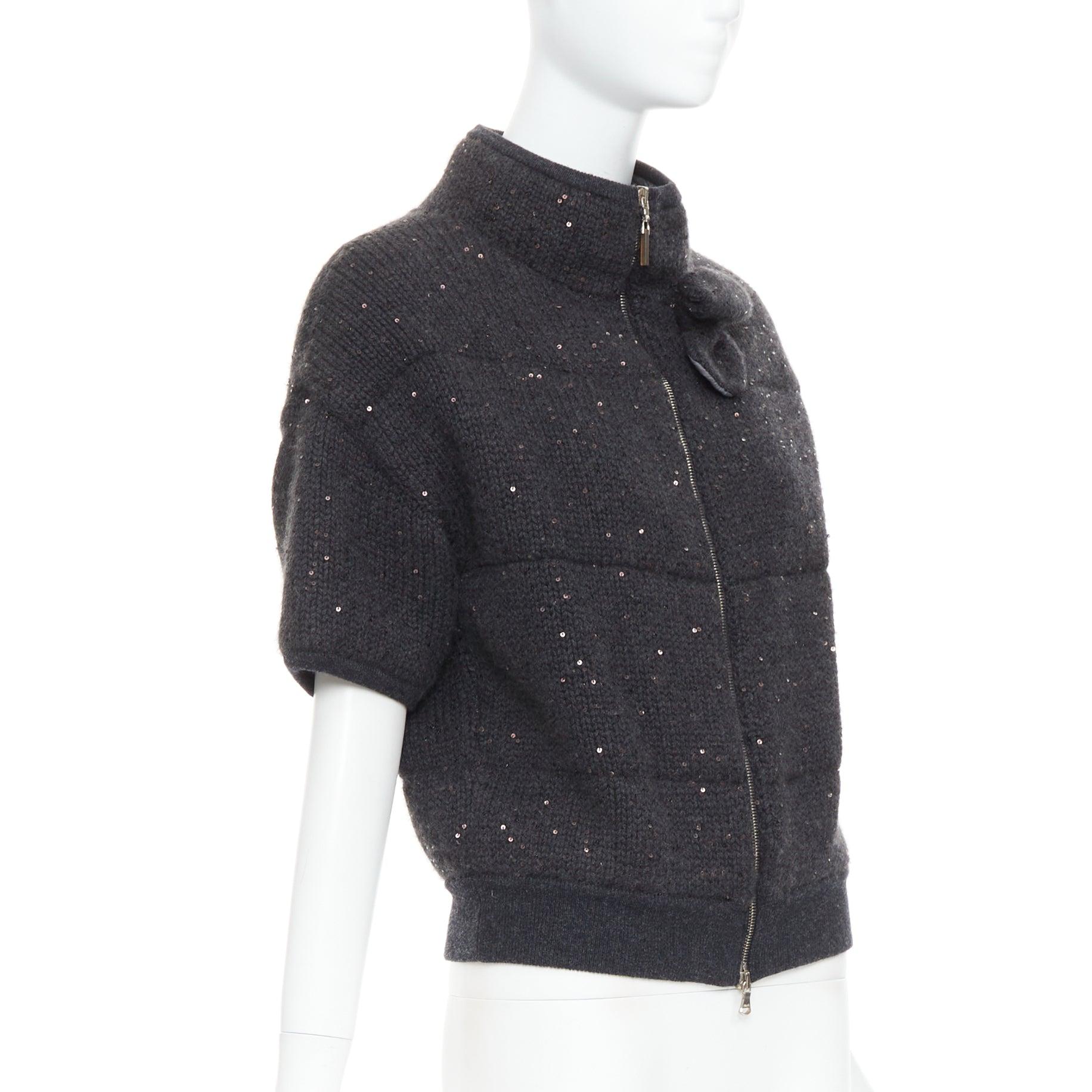 BRUNELLO CUCINELLI Cardigan court gris foncé rembourré de sequins en cachemire, taille M Excellent état - En vente à Hong Kong, NT