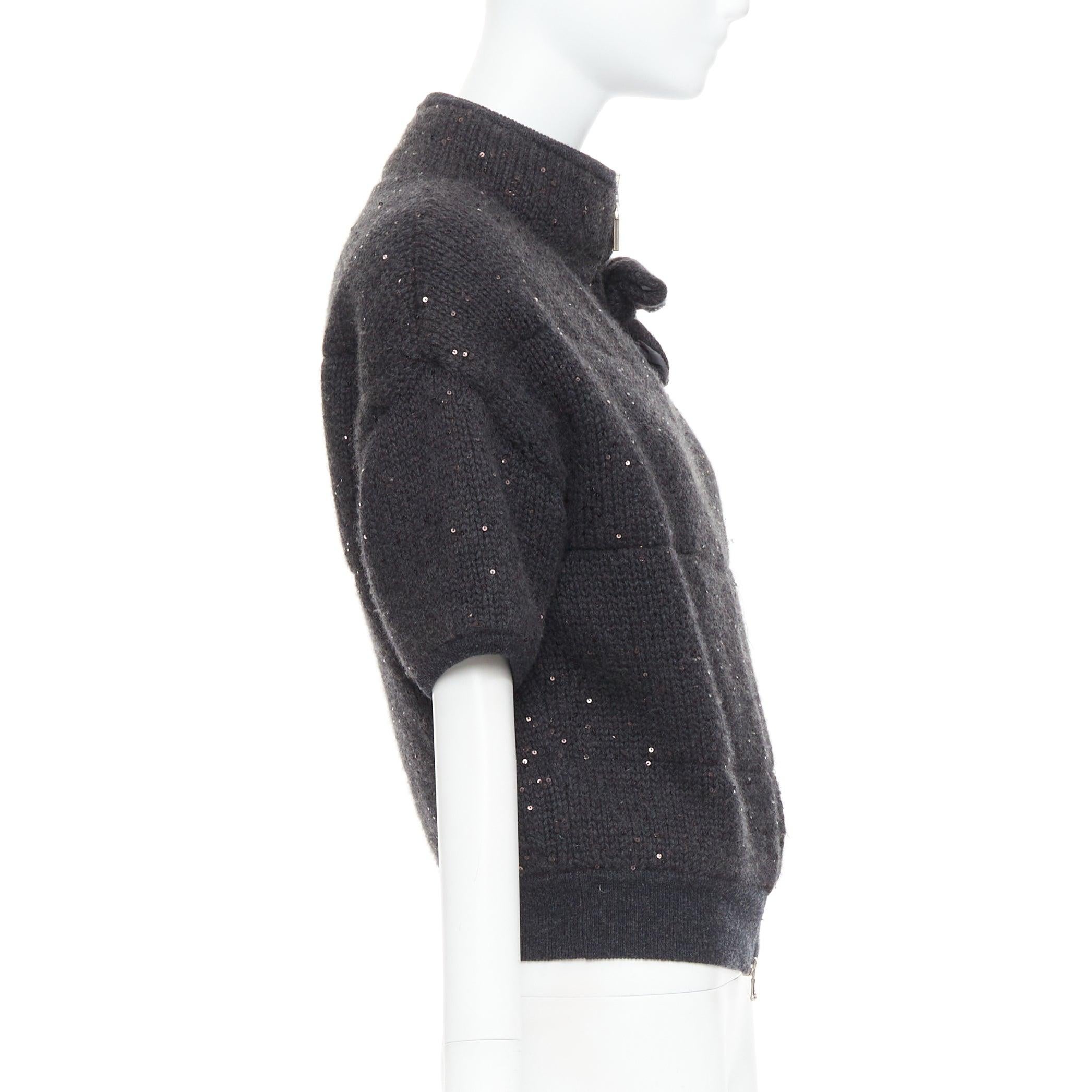 BRUNELLO CUCINELLI Cardigan court gris foncé rembourré de sequins en cachemire, taille M Pour femmes en vente