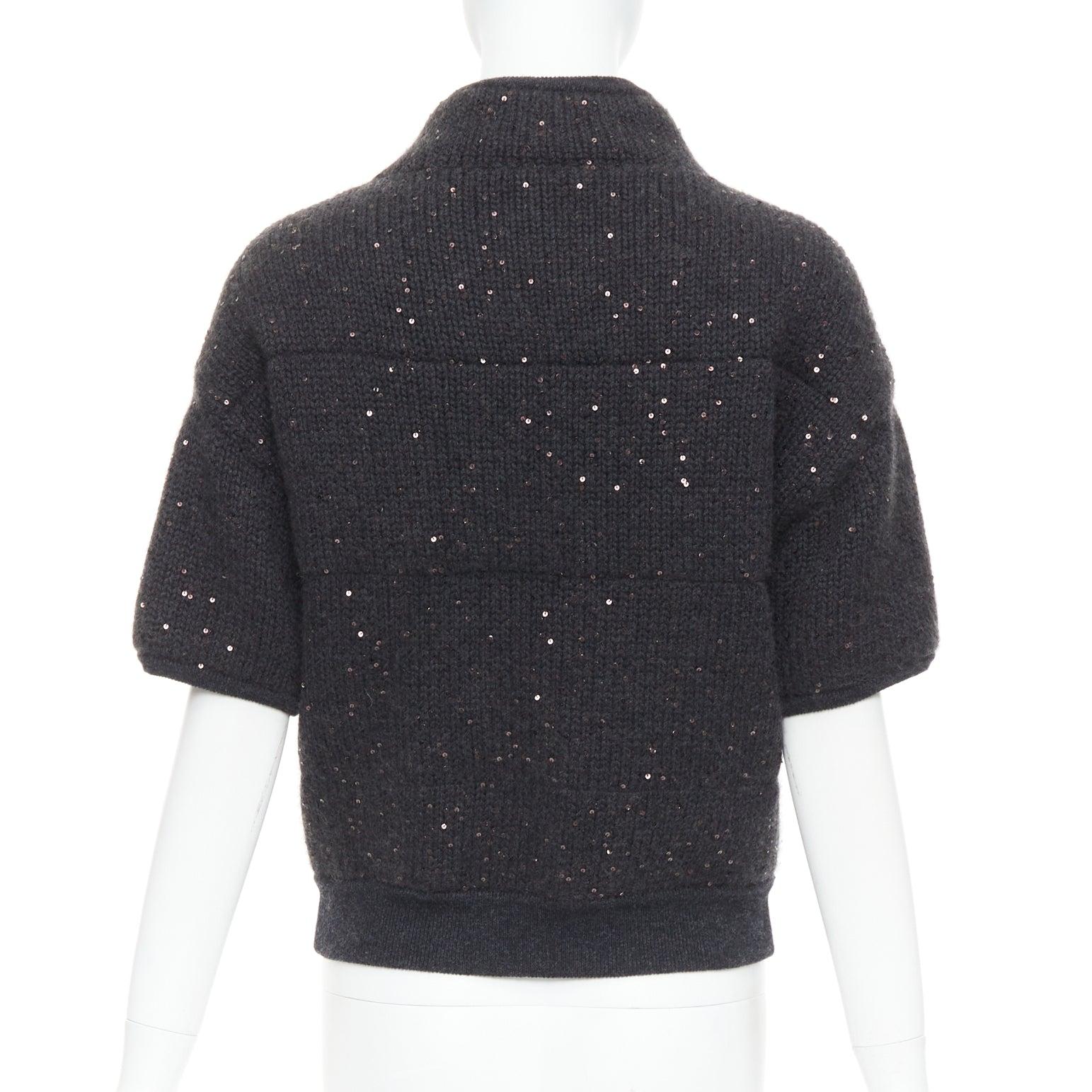 BRUNELLO CUCINELLI Cardigan court gris foncé rembourré de sequins en cachemire, taille M en vente 1