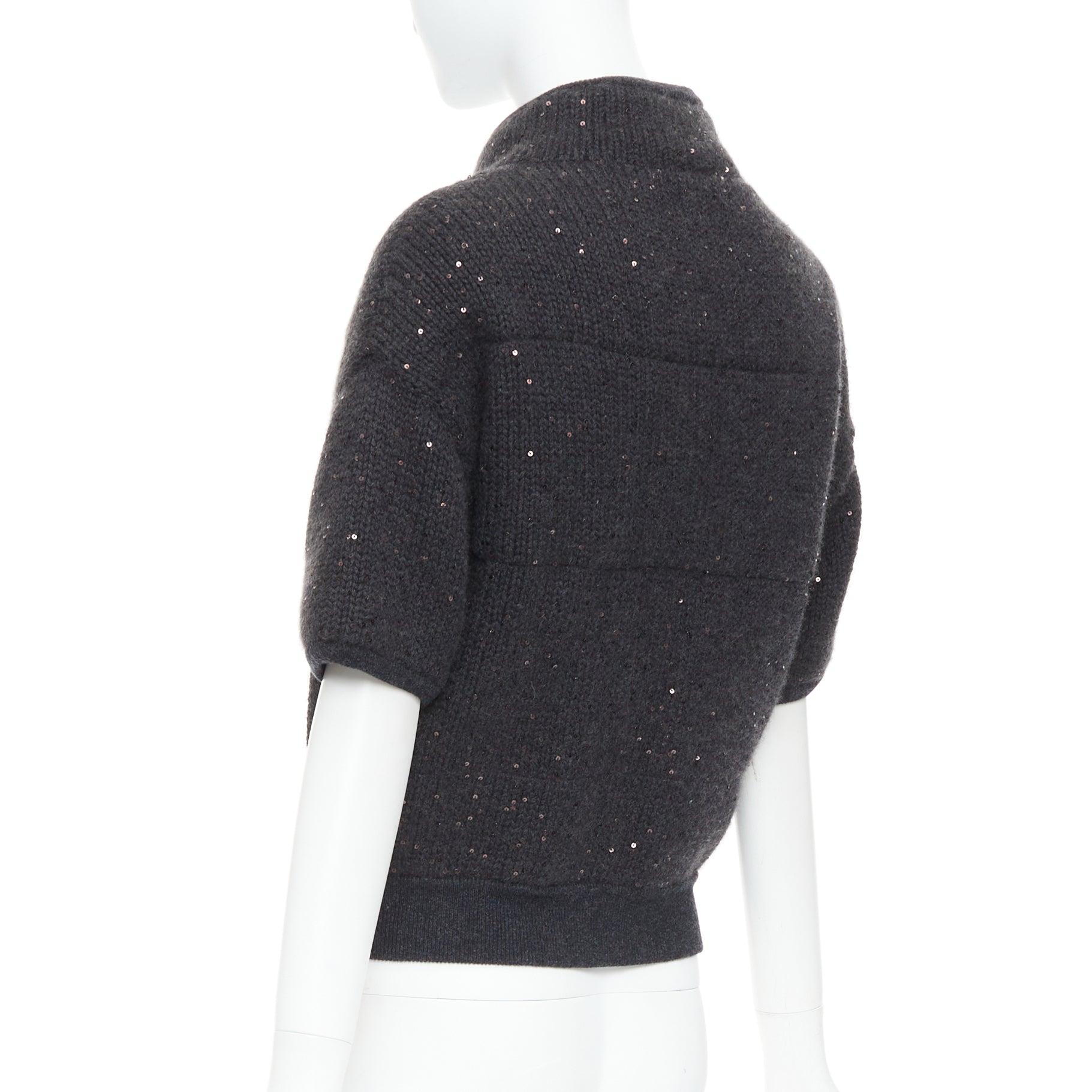 BRUNELLO CUCINELLI Cardigan court gris foncé rembourré de sequins en cachemire, taille M en vente 2