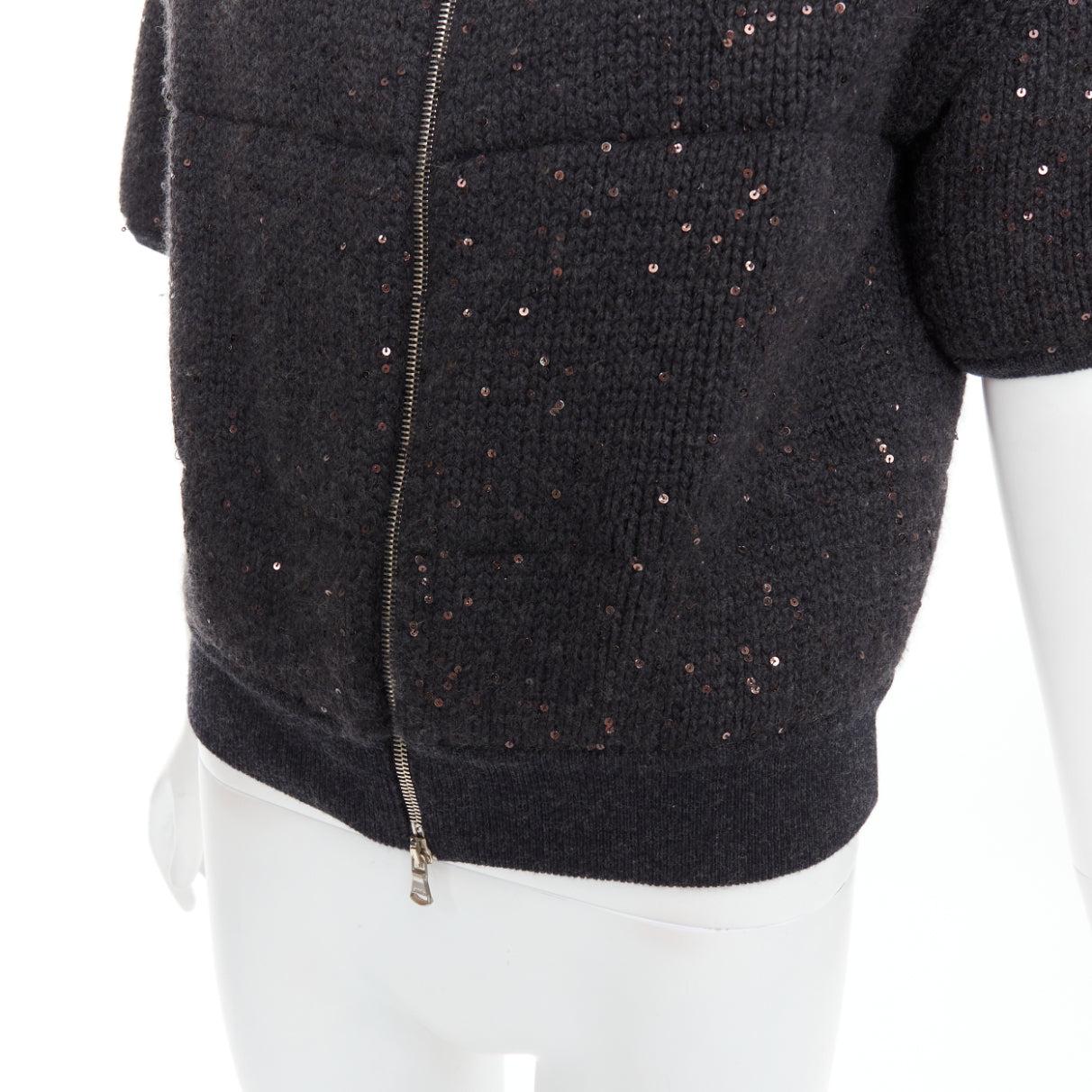 BRUNELLO CUCINELLI Cardigan court gris foncé rembourré de sequins en cachemire, taille M en vente 3