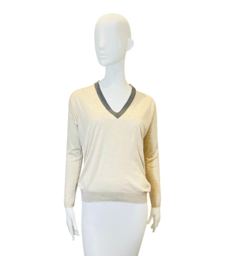 Brunello Cucinelli Cashmere & Silk Jumper

Ivory knitwear designed with decorative silver metal beaded trim to the V-Neckline.

Featuring ribbed cuffs and hem.

Size – S

Condition – Very Good

Composition – 70% Cashmere, 30% Silk