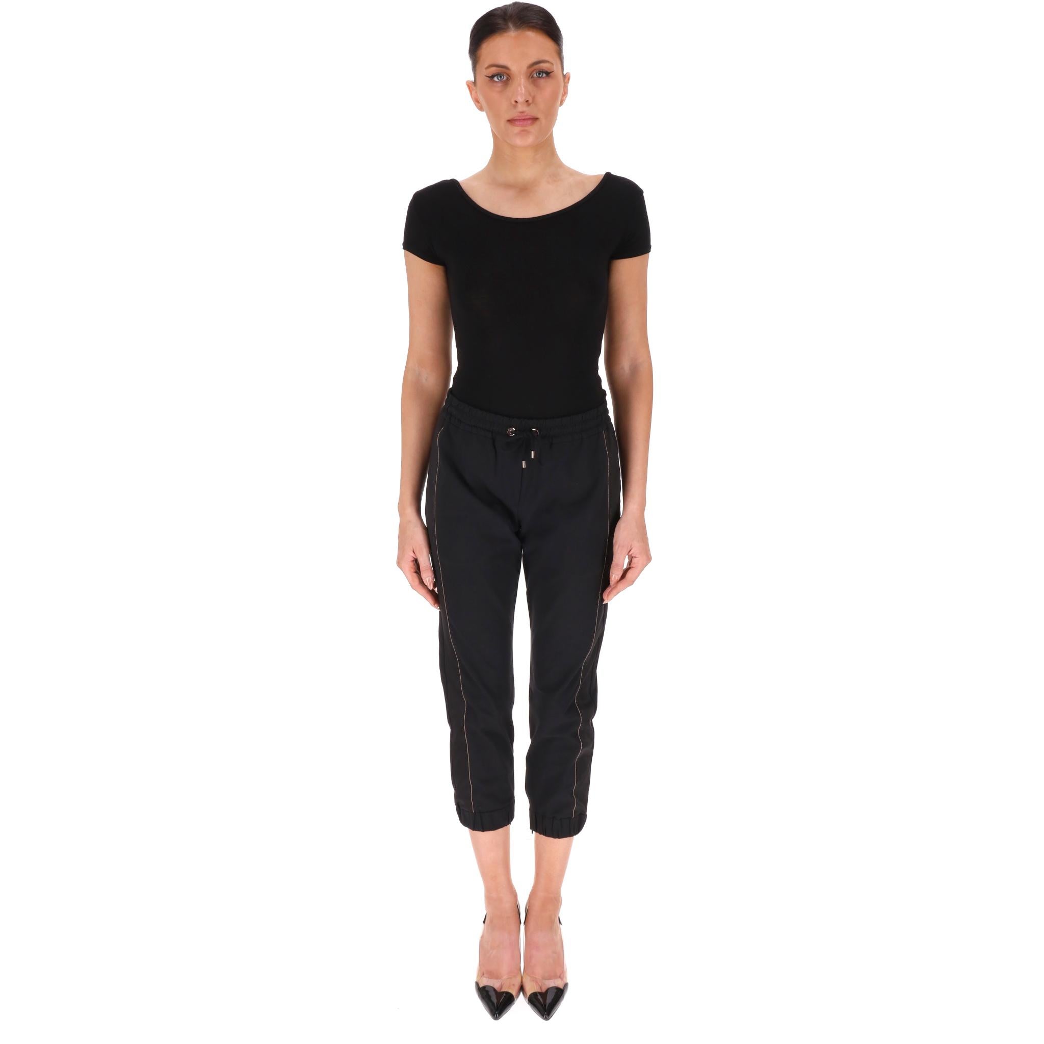 Pantaloni/joggers cropped in cotone a righe laterali di Brunello Cucinelli

Joggers navy realizzati in cotone e disegnati con un dettaglio a righe lungo i lati.

Caratterizzato da coulisse in vita e gamba affusolata con polsini con zip.

Prezzo di