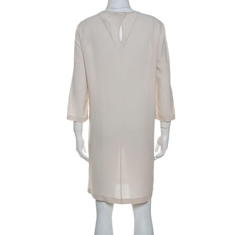 The tailoring of this dress is definite and exquisite making it another perfect creation by Brunello Cucinelli. It comes in cream with a simple neckline and a hemline ending above the knees. Make a worthy addition to your collection with this