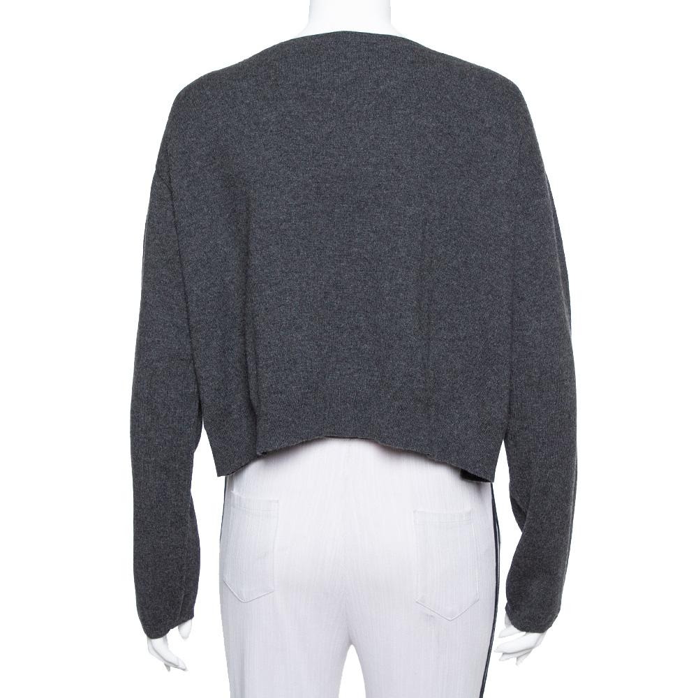 Simple and smart, this sweater from Brunello Cucinelli is a refreshing piece that will elevate your winter style effortlessly. It is cut from 100% cashmere carrying an understated grey hue and is styled with long sleeves. Finished with a cropped
