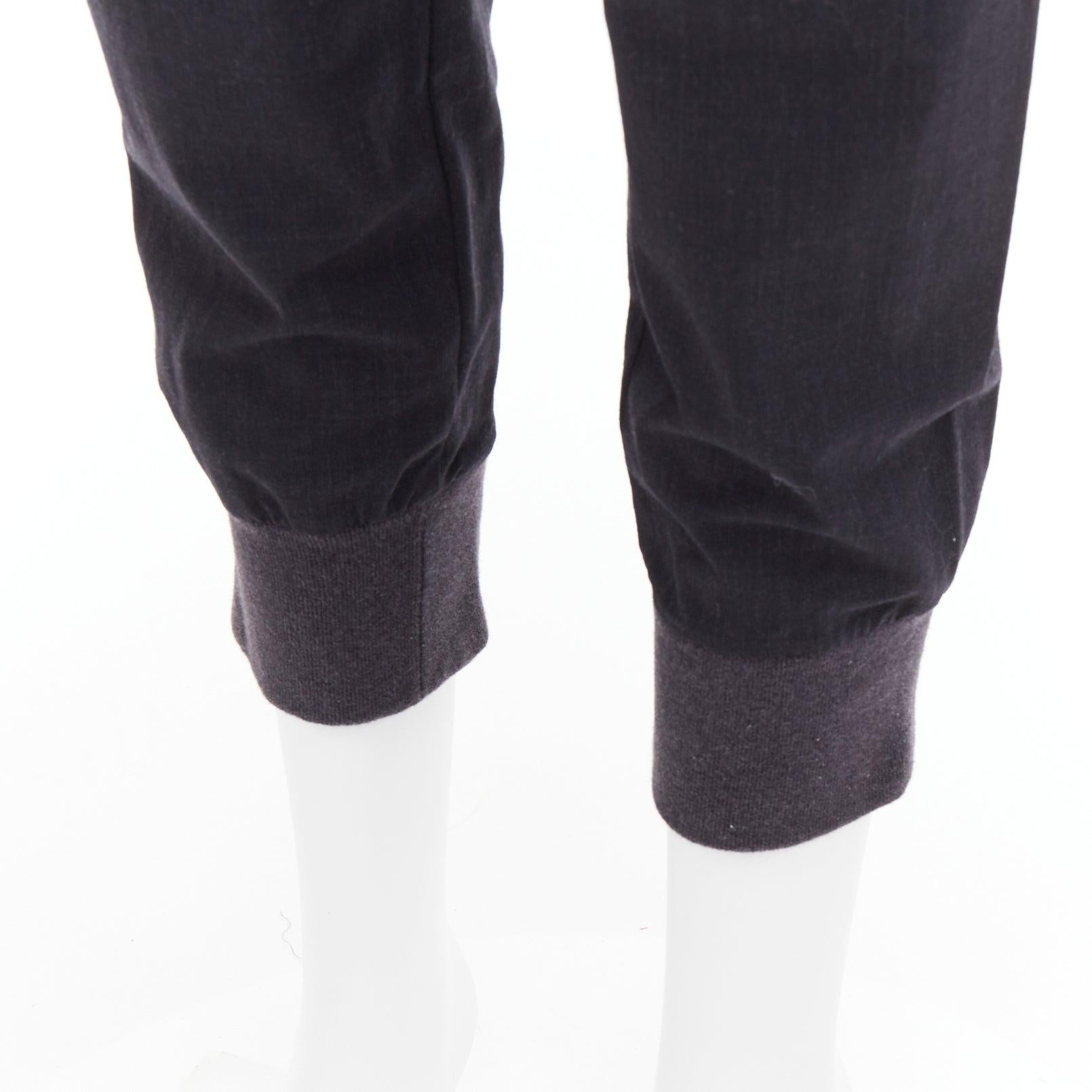 BRUNELLO CUCINELLI Dunkelgraue, entspannte Läuferhose aus Schurwollmischung IT38 XS
Referenz: GEGG/A00190
Marke: Brunello Cucinelli
MATERIAL: Schurwolle, Gemisch
Farbe: Grau, Schwarz
Muster: Solide
Verschluss: Zip Fly
Zusätzliche Details: Gerippte