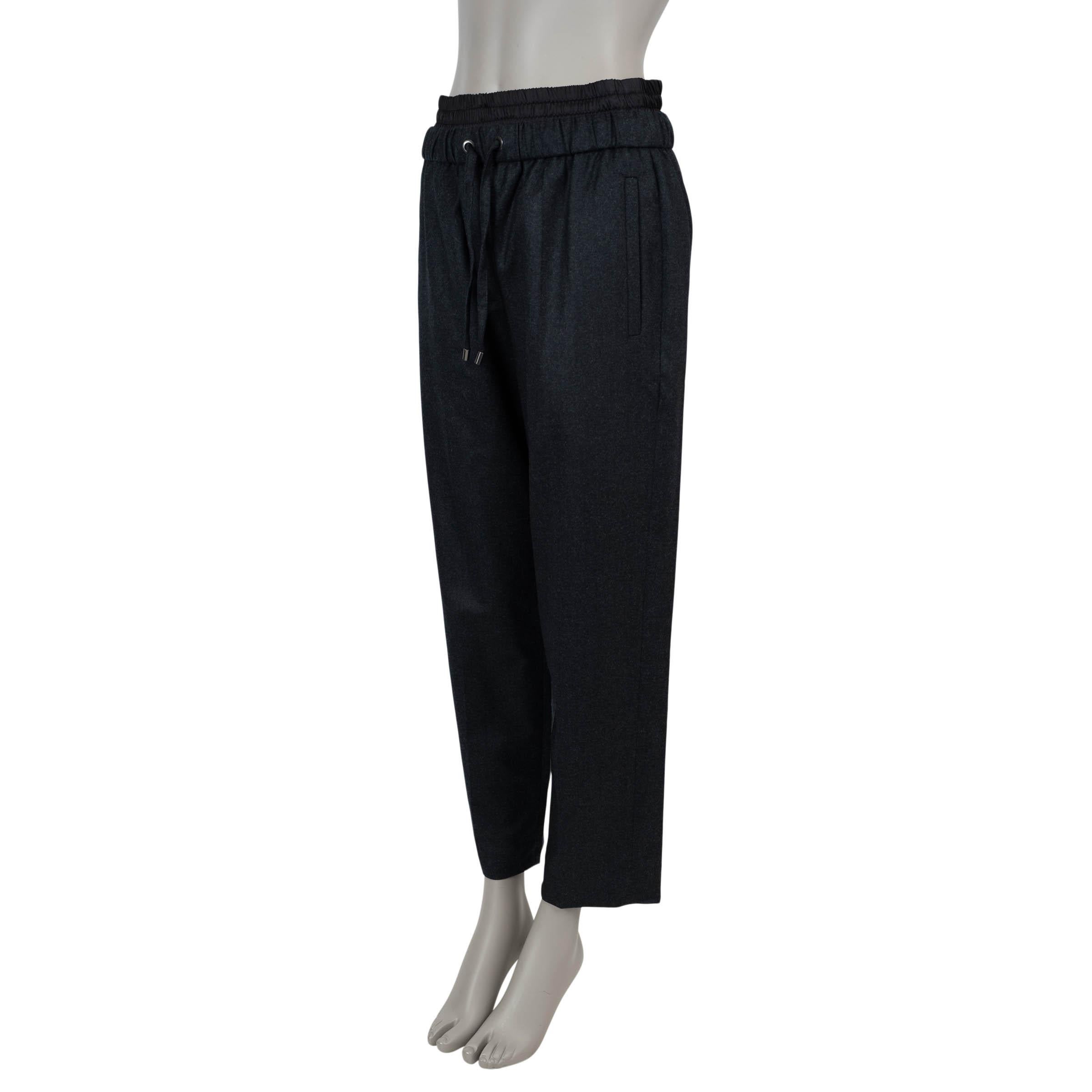 Ce pantalon 100% authentique de Brunello Cucinelli en laine gris foncé incarne l'élégance discrète avec une touche contemporaine. Conçues avec une ceinture à double épaisseur et un cordon de serrage raffiné, elles offrent à la fois structure et