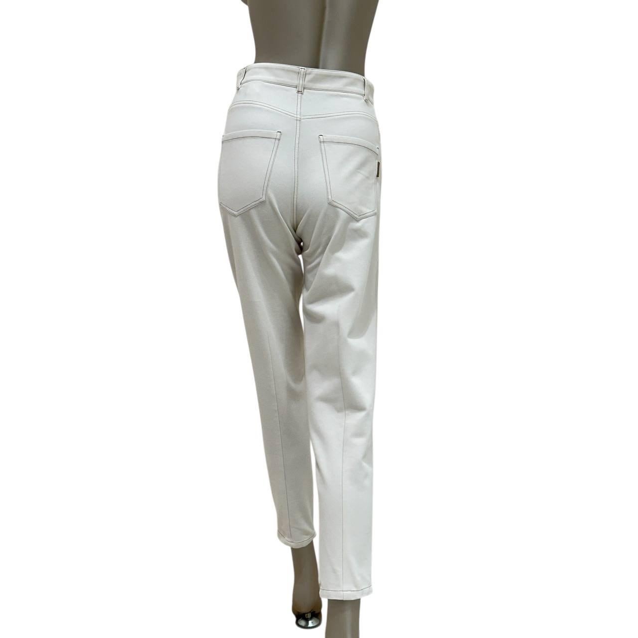 Eleva tu vestuario con estos impresionantes pantalones Brunello Cucinelli de algodón crudo. Confeccionados en algodón de primera calidad, estos pantalones ofrecen comodidad y estilo. El color crudo neutro las hace increíblemente versátiles,