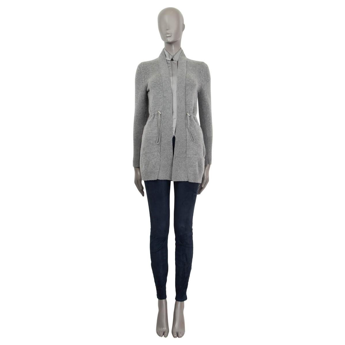 100% authentic Brunello Cucinelli zip-front cardigan in light gray cashmere (100%). Features two zipped pockets on the front. Opens with a zipper on the front. Unlined. The zipper is broken, otherwise in excellent condition.

Measurements
Tag