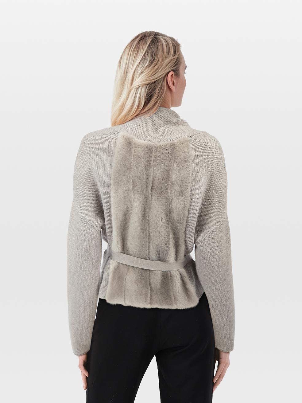 CONDITION ist sehr gut. Kaum sichtbare Abnutzungserscheinungen an der Strickjacke sind bei diesem gebrauchten Brunello Cucinelli Designer-Wiederverkaufsartikel zu erkennen.
 
 
 
 Einzelheiten
 
 
 Grau
 
 Kaschmir
 
 Strickjacke
 
 Nerzpelzbesatz
