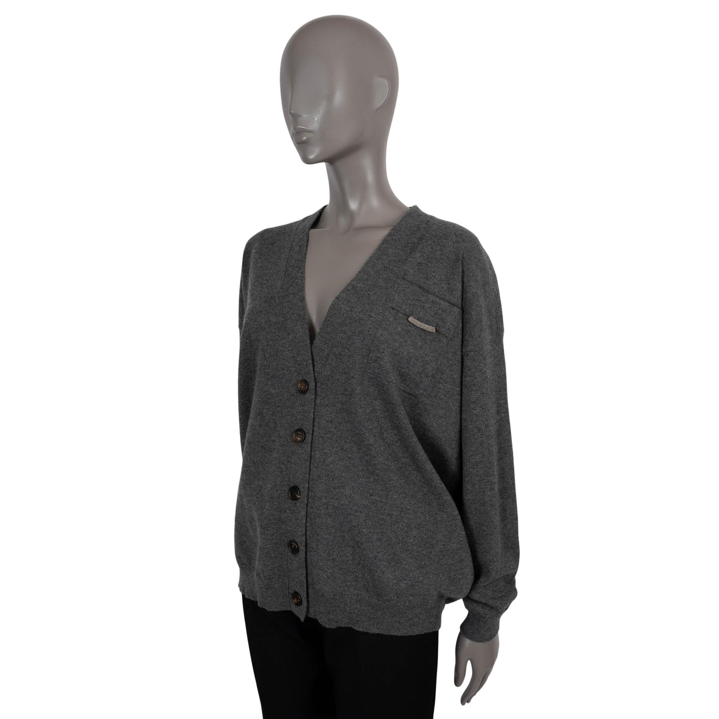 100% authentique cardigan Brunello Cucinelli en cachemire gris (100%). Coupe surdimensionnée avec épaules tombantes, col en V profond et poche à rabat sur la poitrine avec bordure en Monili. A été porté et est en excellent état.

Mesures
Taille de