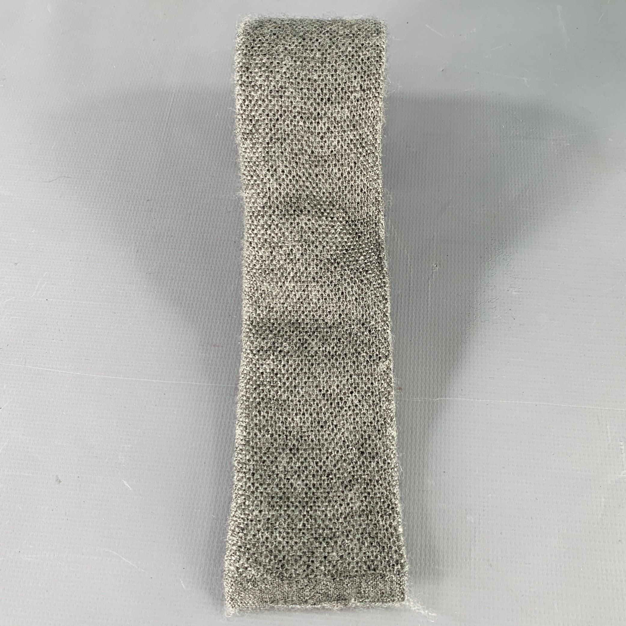 BRUNELLO CUCINELLI necktie
in a grey cashmere silk knit featuring a narrow design. Made in Italy.Very Good Pre-Owned Condition. Signs of wear on corner.Width: 2 inches Length: 55 inches 
  
  
 
Sui Generis Reference: 136722
Category: Tie
More