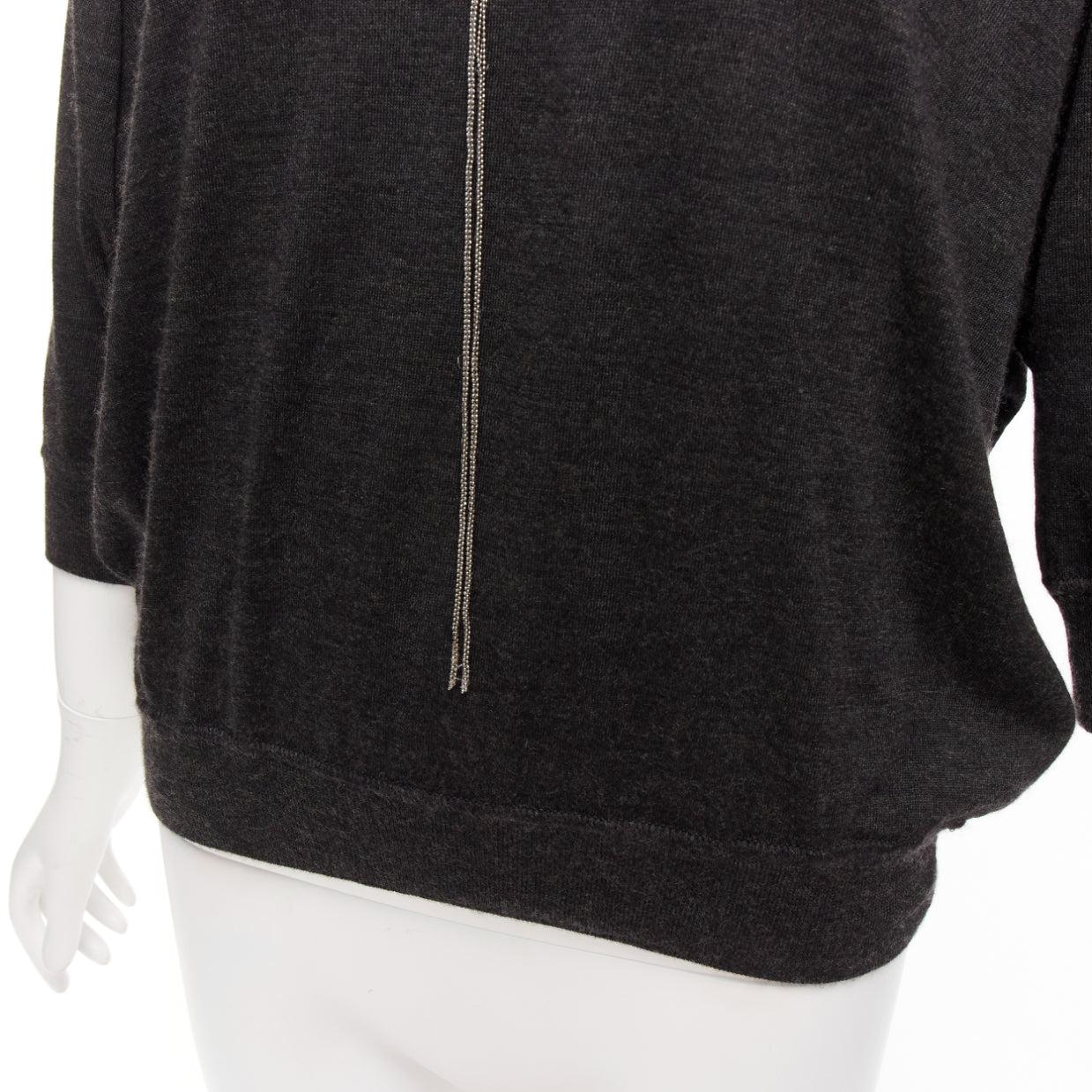 Brunello Cucinelli grigio cashmere seta catena argento collo a V maglione XXS in vendita 2