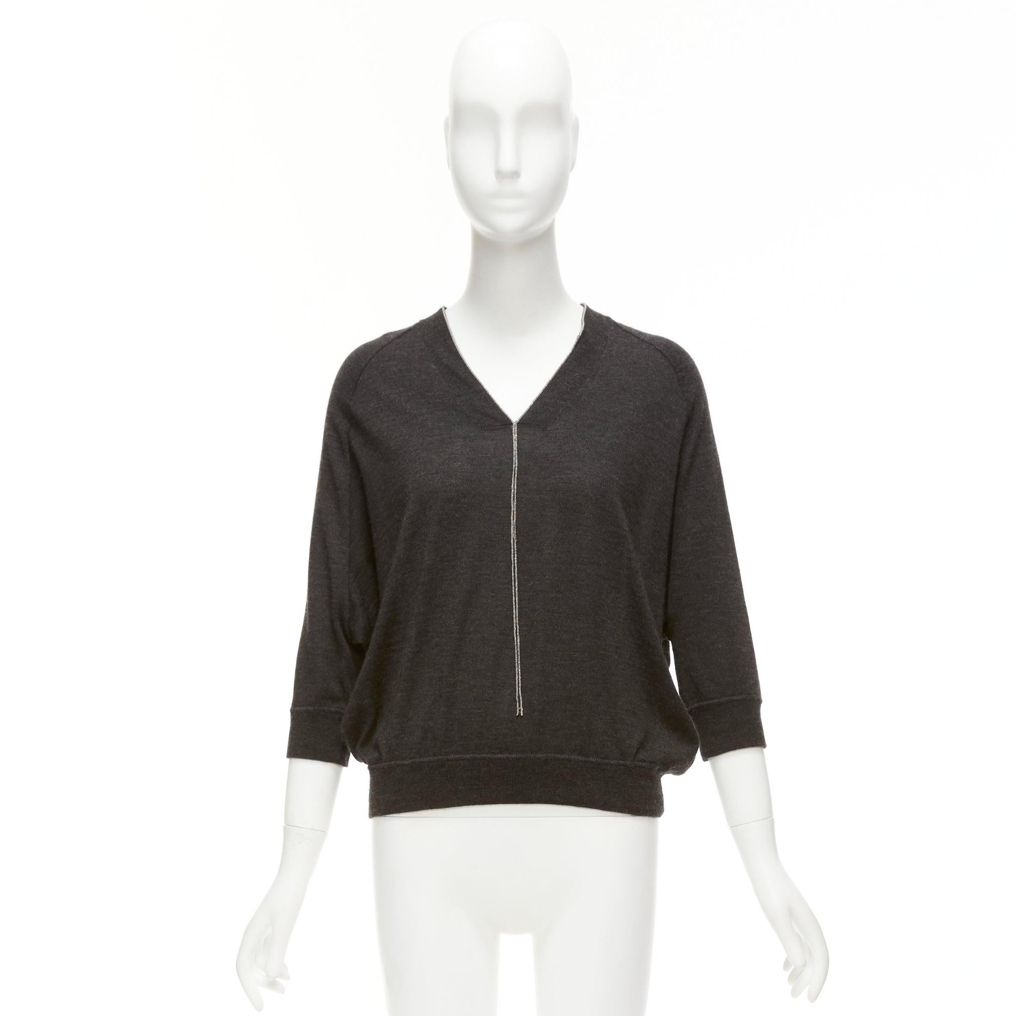 Brunello Cucinelli grigio cashmere seta catena argento collo a V maglione XXS in vendita 4