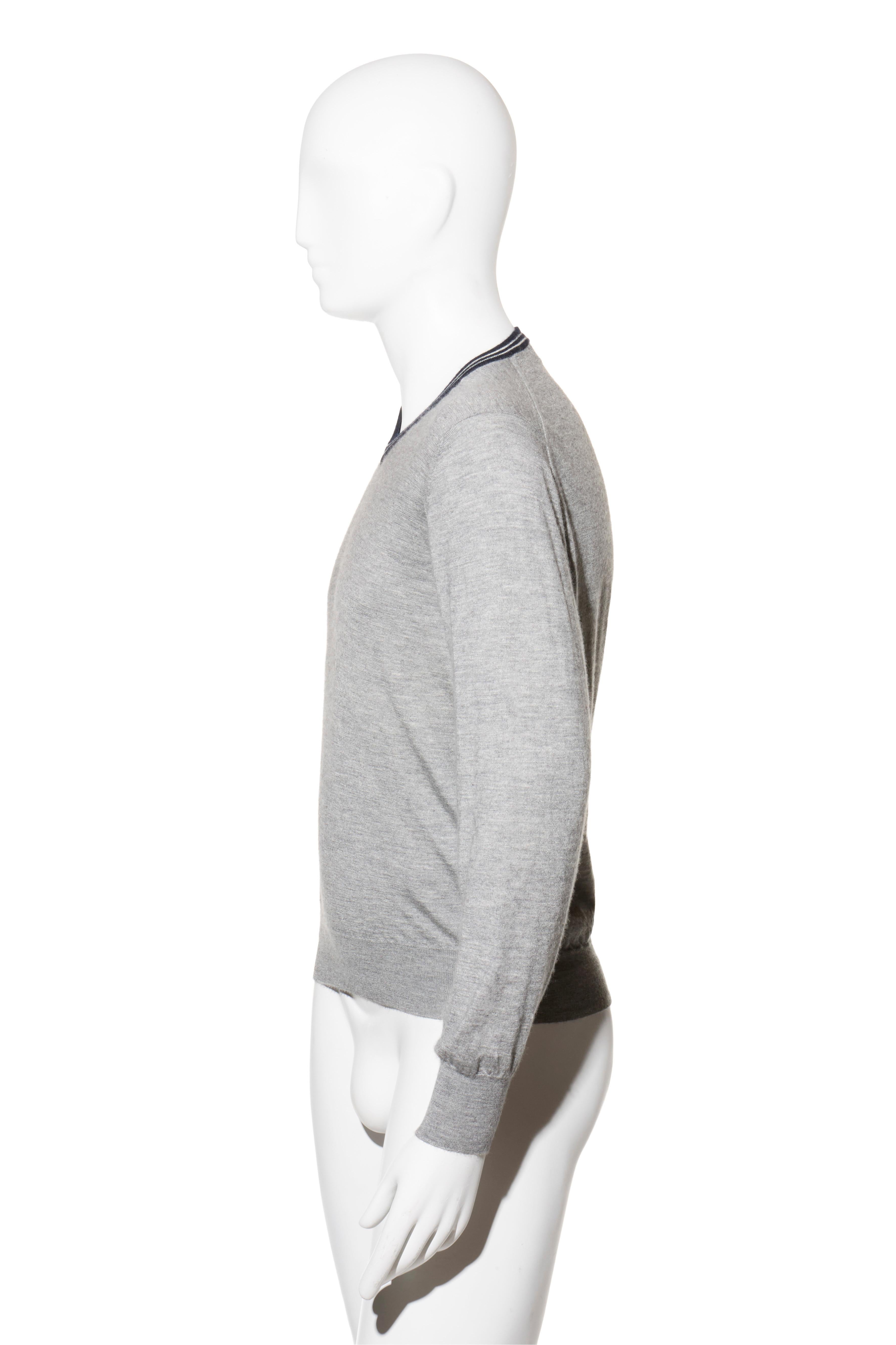 Brunello Cucinelli Grey Cashmere-Silk V-Neck Sweater, Made in Italy Bon état - En vente à Woodland Hills, CA