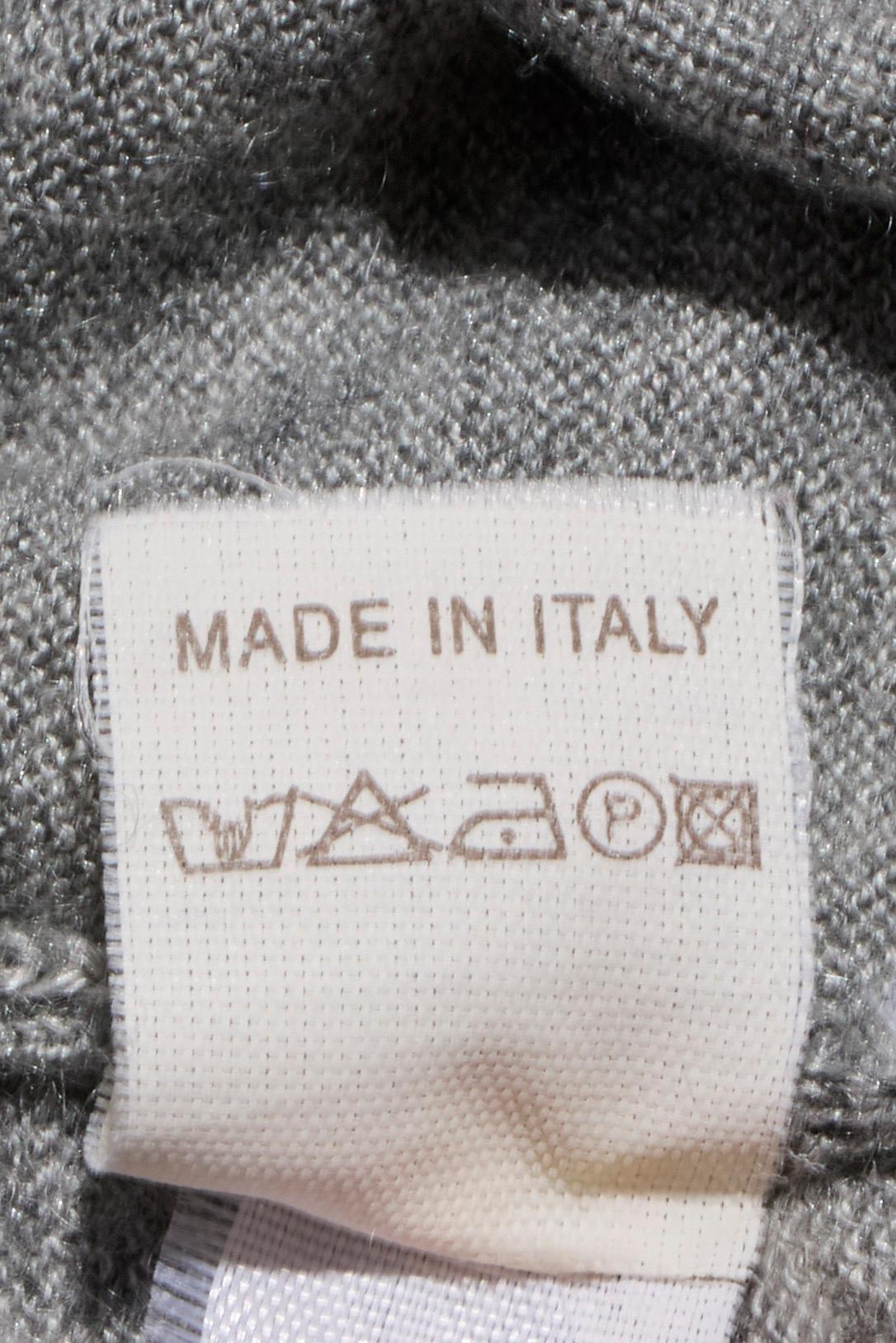 Brunello Cucinelli Grey Cashmere-Silk V-Neck Sweater, Made in Italy en vente 4