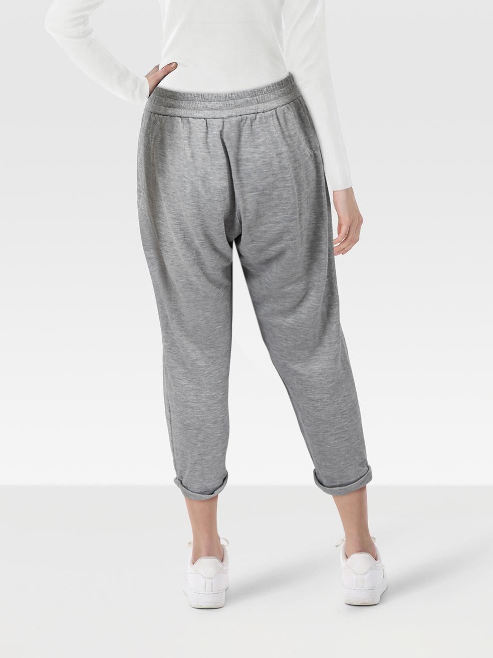 El ESTADO es Muy bueno. El pantalón presenta un desgaste mínimo, con hilos sueltos en la entrepierna y en los dos bolsillos de este artículo usado de reventa del diseñador Brunello Cucinelli.
 

 

 

 Detalles
 

 

 Gris
 

 Algodón
 

 Joggers
